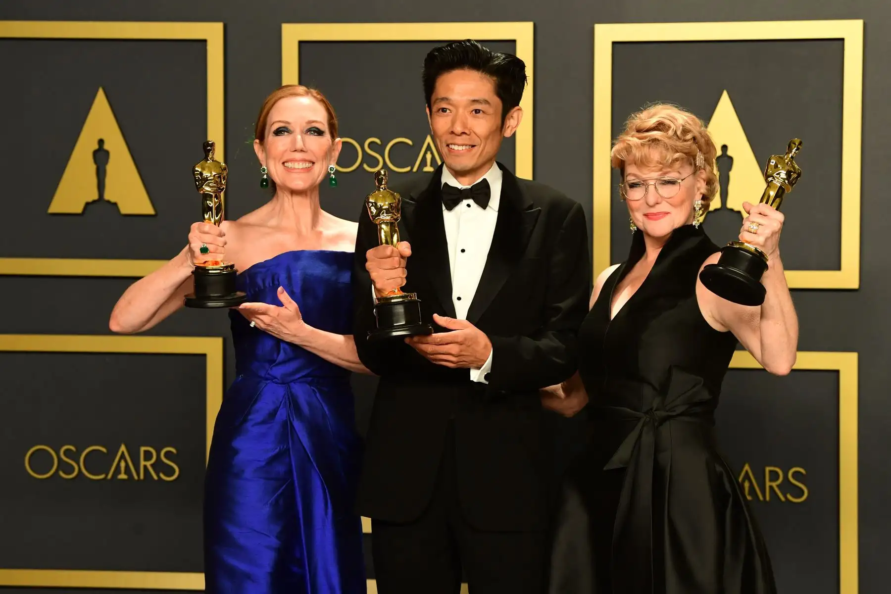 La maquilladora japonesa-estadounidense Kazu Hiro (C), la estilista estadounidense Anne Morgan (L) y la maquilladora estadounidense Vivian Baker posan en la sala de prensa con el Oscar al mejor maquillaje y peinado por "Bombshell" durante los 92o Oscar en el Dolby Theatre en Hollywood, California.
Foto: AFP