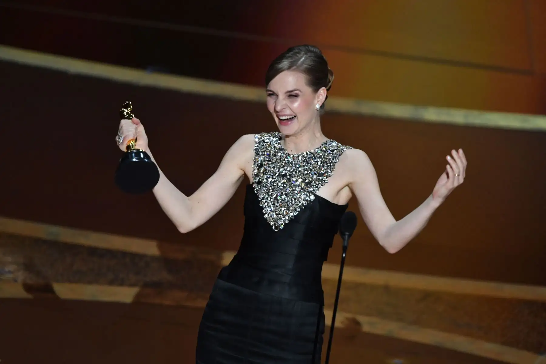 El músico islandés Hildur Gudnadottir acepta el premio a la mejor partitura original por "Joker" durante la 92a edición de los Oscar en el Dolby Theatre de Hollywood, California.
Foto: AFP