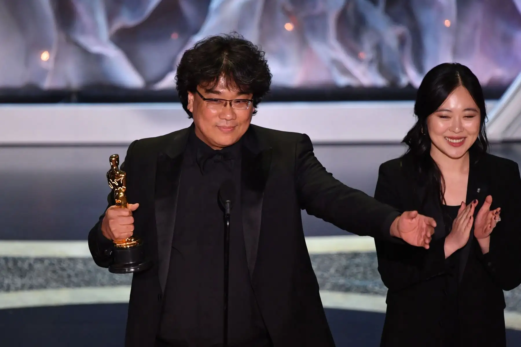 El director surcoreano Bong Joon-ho acepta el premio al mejor largometraje internacional por "Parasite" durante los 92o Oscars en el Dolby Theatre de Hollywood, California.
Foto: AFP