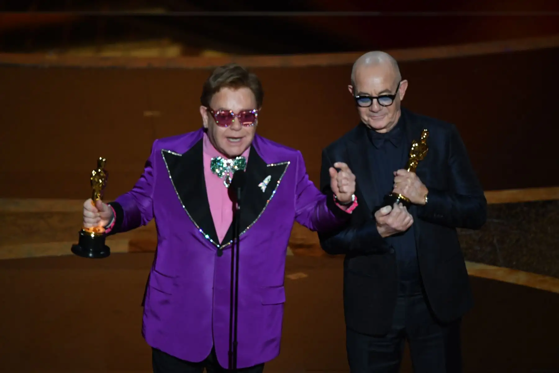 El cantante y compositor británico Elton John y el letrista británico Bernie Taupin aceptan el premio a la Mejor Canción Original por "(I