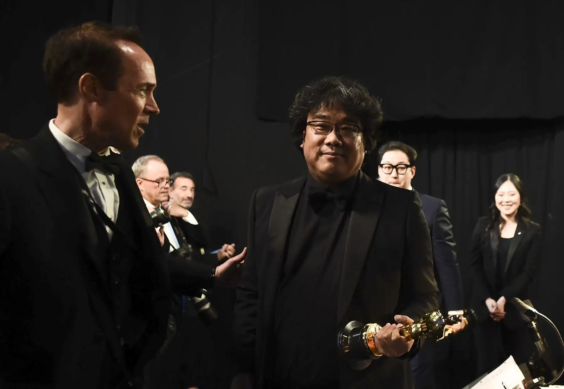 Ganador del Mejor Guión Original, Bong Joon Ho, aparece entre bastidores durante los 92o Oscar en el Dolby Theatre de Hollywood, California.
Foto: AFP