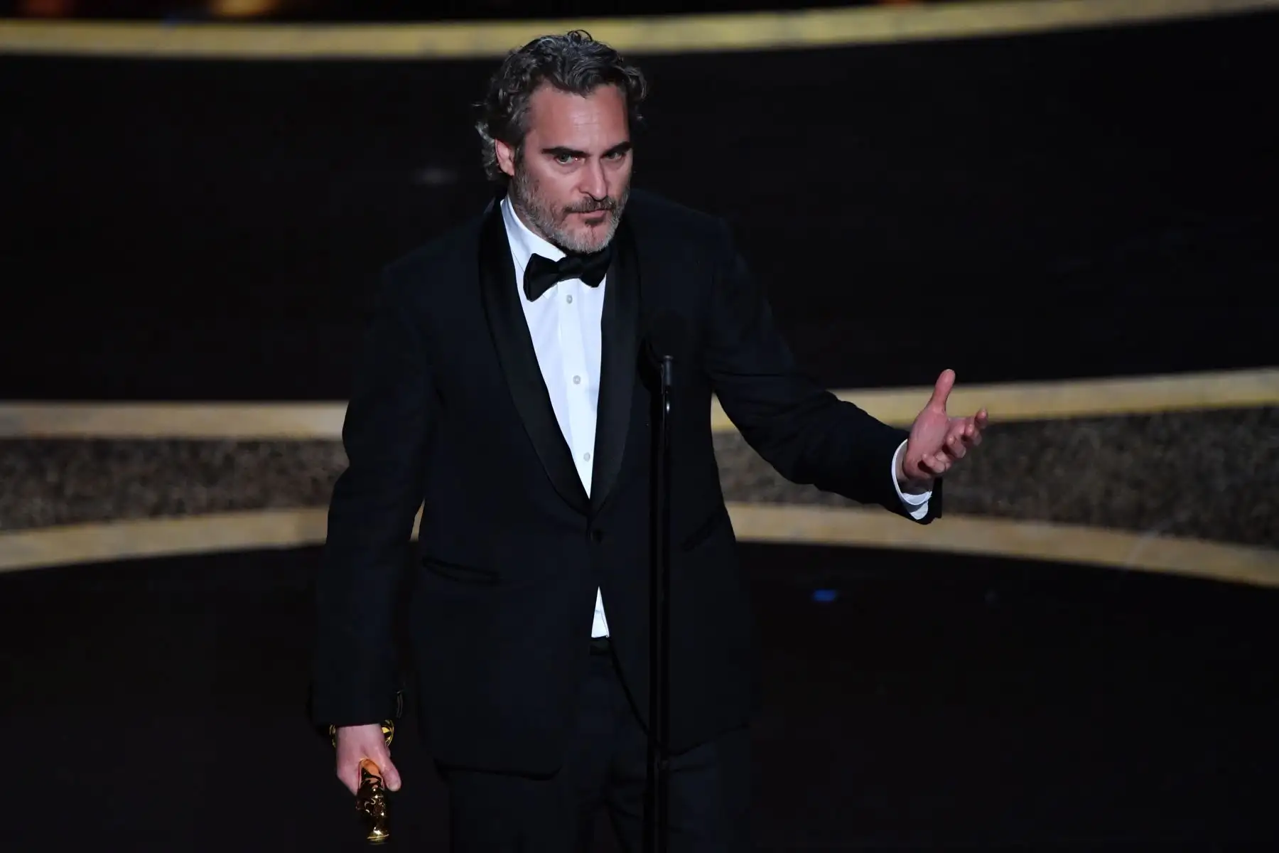 El actor estadounidense Joaquin Phoenix acepta el premio al Mejor Actor por "Joker" en el escenario durante la 92a edición de los Oscar en el Dolby Theatre de Hollywood, California.
Foto: AFP