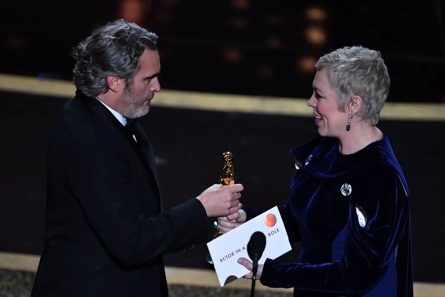 El actor estadounidense Joaquín Phoenix (L) acepta el premio al Mejor Actor por "Joker" de la actriz británica Olivia Colman durante la 92a edición de los Oscar en el Dolby Theatre de Hollywood.
Foto: AFP
