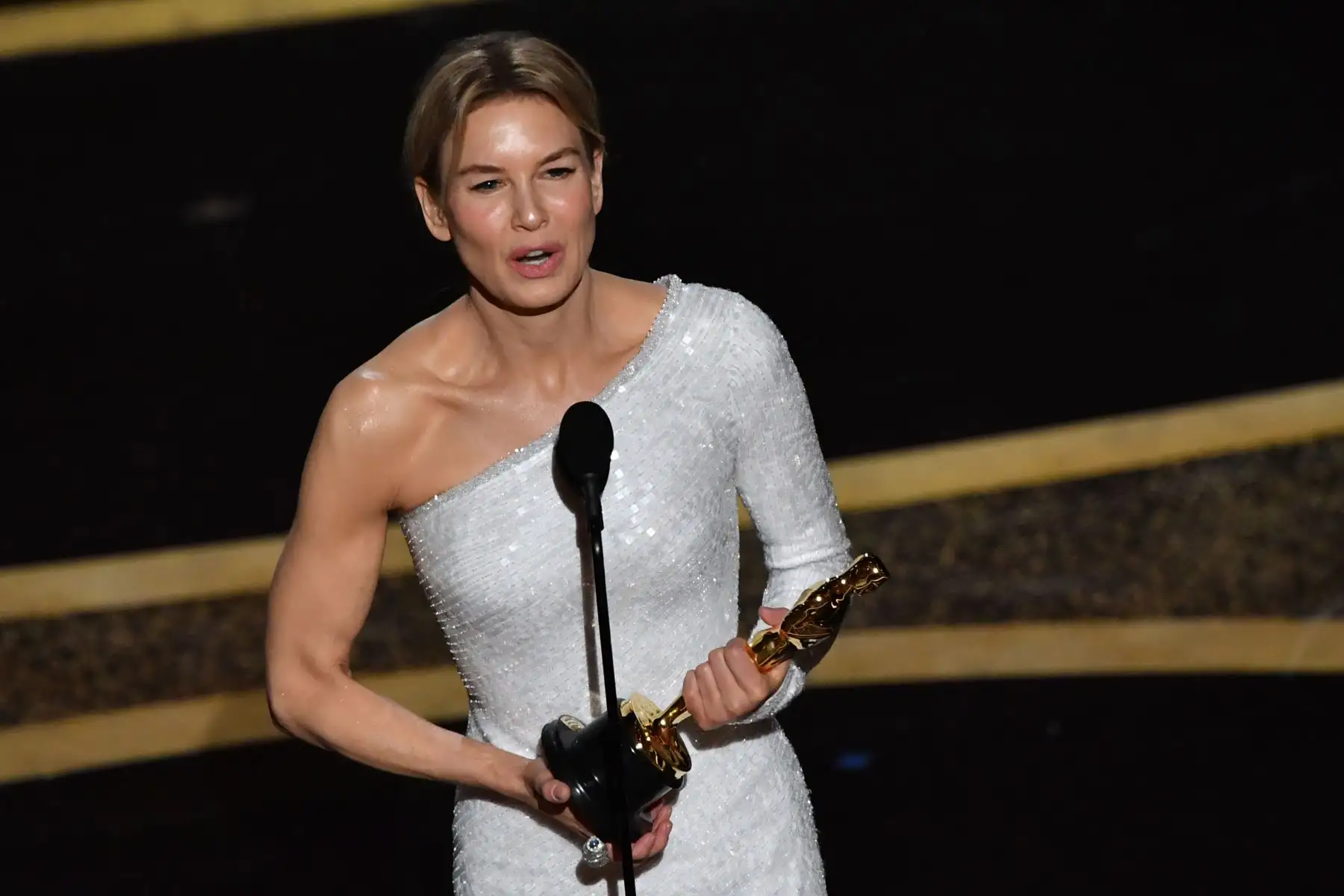 La actriz estadounidense Renee Zellweger acepta el premio a la Mejor Actriz en un papel protagónico por "Judy" durante los 92o Oscar en el Dolby Theatre de Hollywood, California.
Foto: AFP