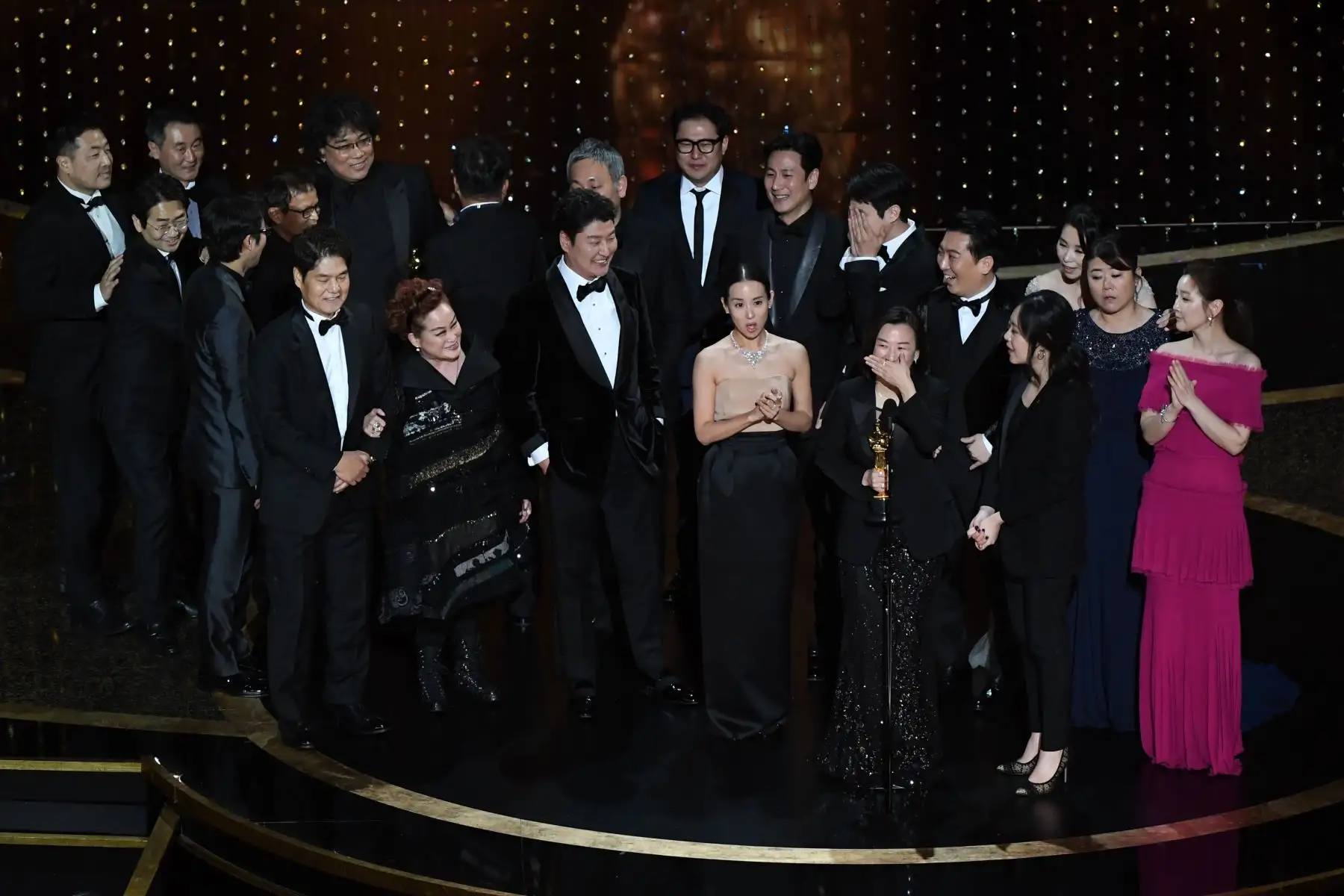 El elenco y el equipo de "Parasite" aceptan el premio a la Mejor Película por "Parasite" durante la 92ª entrega de los Oscar en el Dolby Theatre de Hollywood, California.
Foto: AFP