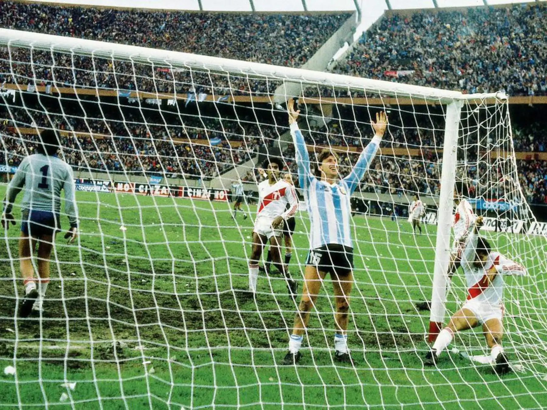 Gol frente a Perú con el que logro la clasificación de Argentina al mundial de México 86. A pesar de eso no fue seleccionado para jugar en el mundial. Foto: El GRAFICO
