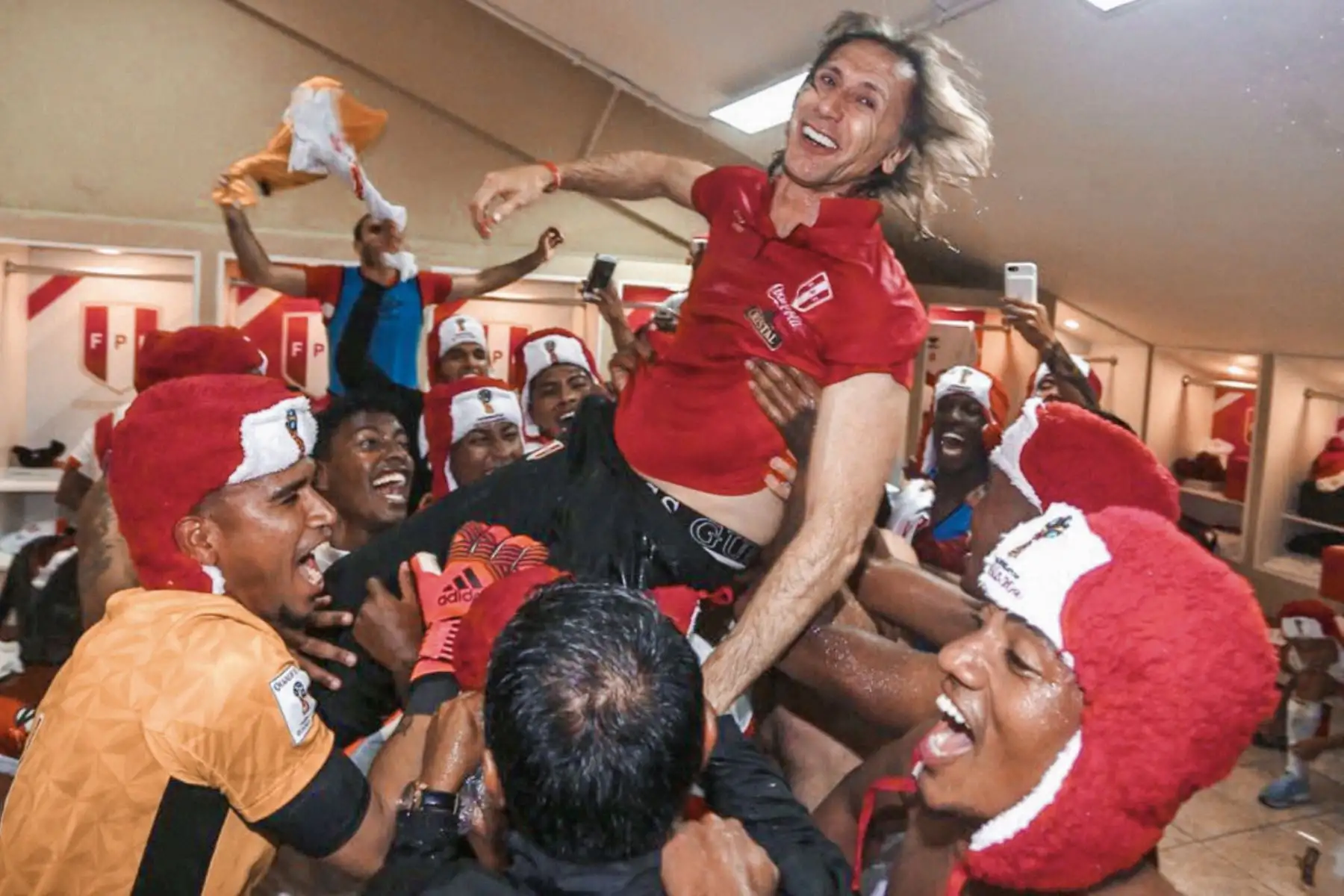 Tras lograr la clasificación al Mundial de Rusia 2018 es lanzado al aire por la felicidad de los jugadores de la selección peruana. Foto: FPF