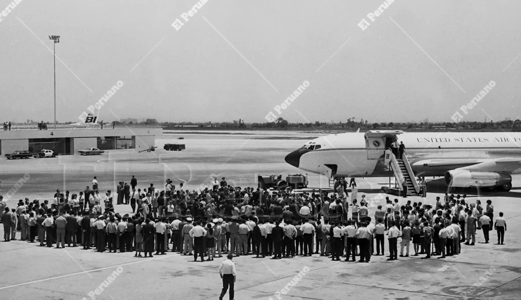 Callao - 17 febrero 1970 / Aterrizaje del avión de la Fuerza Aérea de Estados Unidos que trajo a los astronautas del Apolo XII: Charles Conrad, Richard Gordon y Alan Bean. Foto: ANDINA/archivo