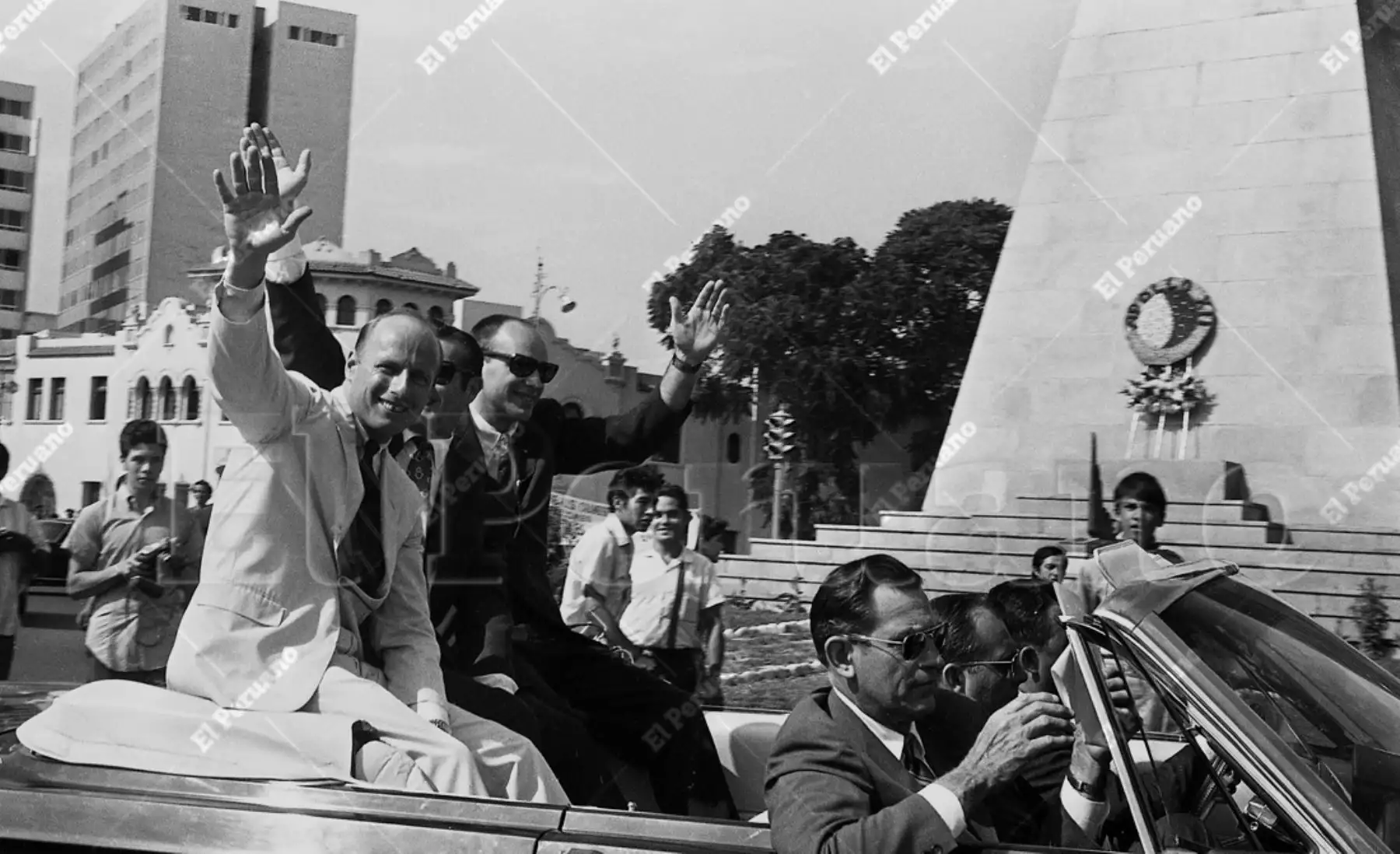 Lima - 17 febrero 1970 / Una multitud aclamó a los astronautas del Apolo XII: Charles Conrad, Richard Gordon y Alan Bean en su recorrido del aeropuerto al centro de la capital. Archivo