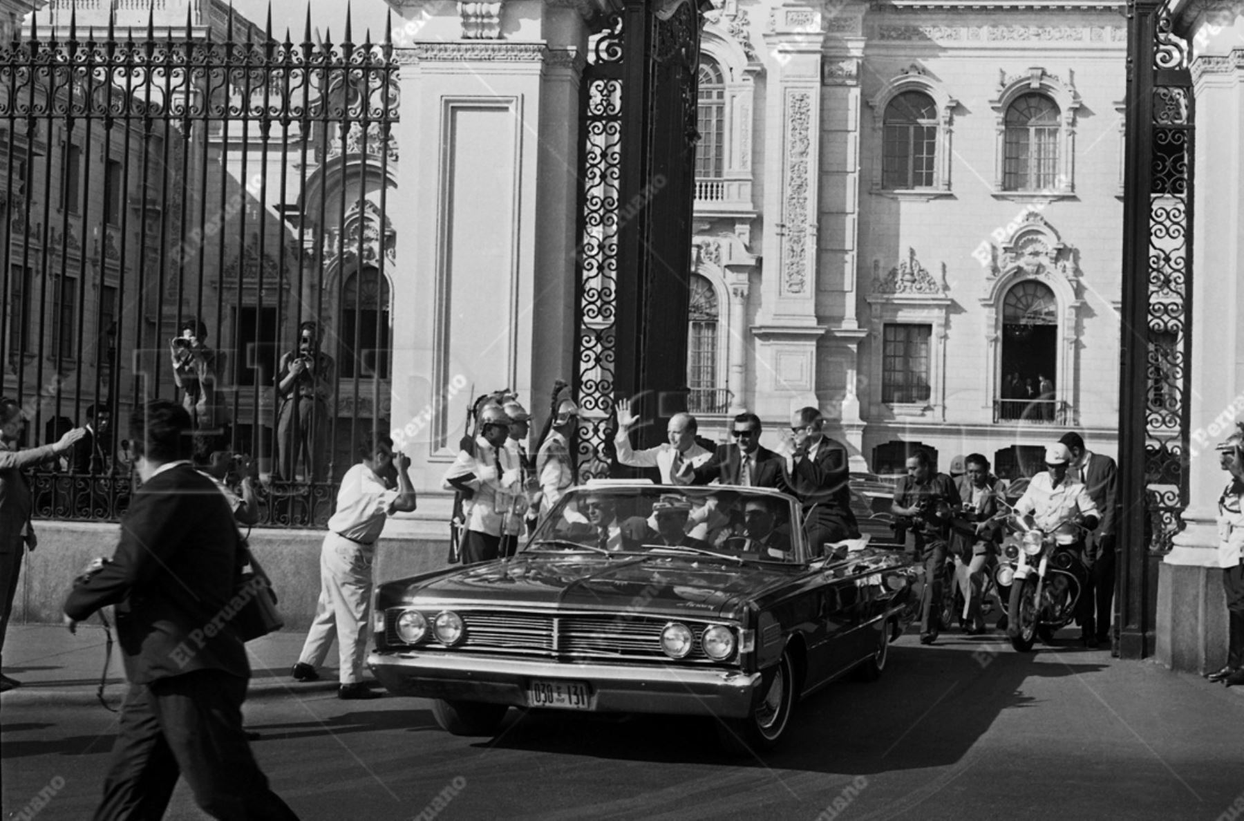 Lima - 17 febrero 1970 / Una multitud aclamó a los astronautas del Apolo XII: Charles Conrad, Richard Gordon y Alan Bean en su recorrido del aeropuerto al centro de la capital. Archivo