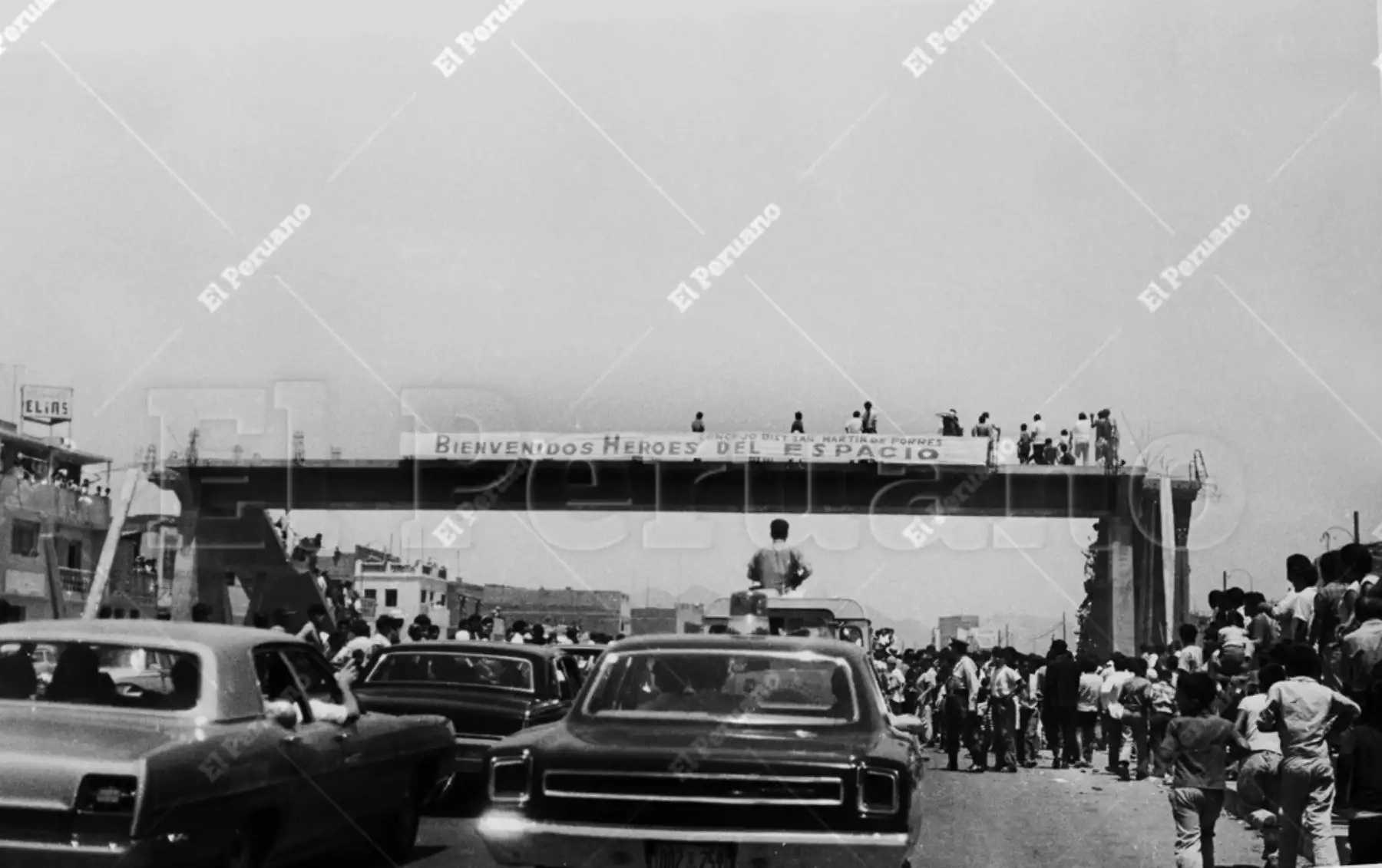 Lima - 17 febrero 1970 / Una multitud aclamó a los astronautas del Apolo XII: Charles Conrad, Richard Gordon y Alan Bean en su recorrido del aeropuerto al centro de la capital.