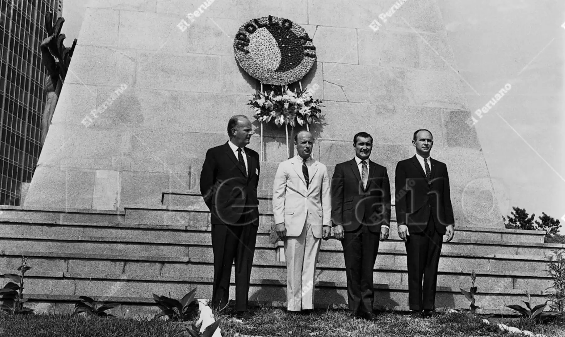 Lima - 17 febrero 1970 / Los astronautas del Apolo XII: Charles Conrad, Richard Gordon y Alan Bean rindieron un emotivo homenaje a Jorge Chávez, héroe de la aviación nacional. Archivo