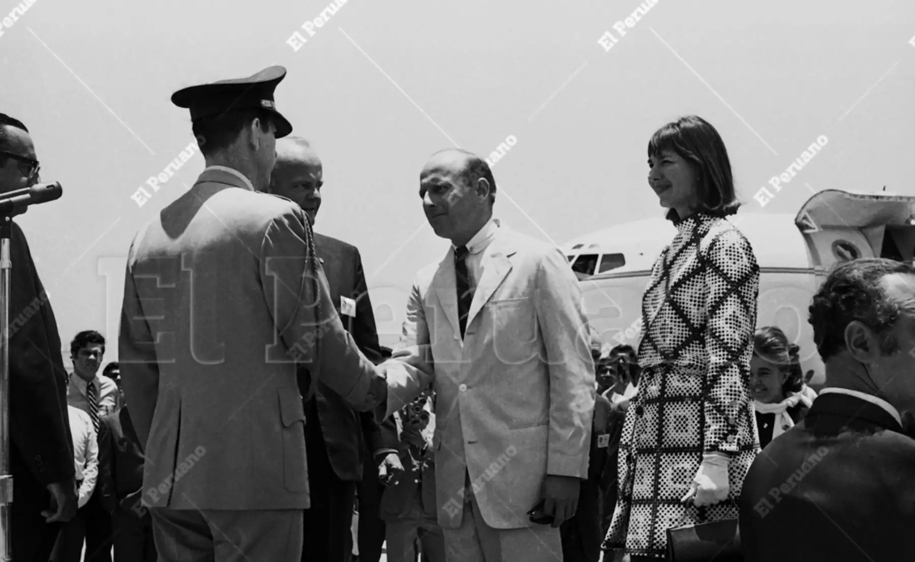 Lima - 17 febrero 1970 / A poco de pisar tierra peruana, Charles Conrad, comandante del Apolo XII, recibe el saludo del edecán del presidente de la República.