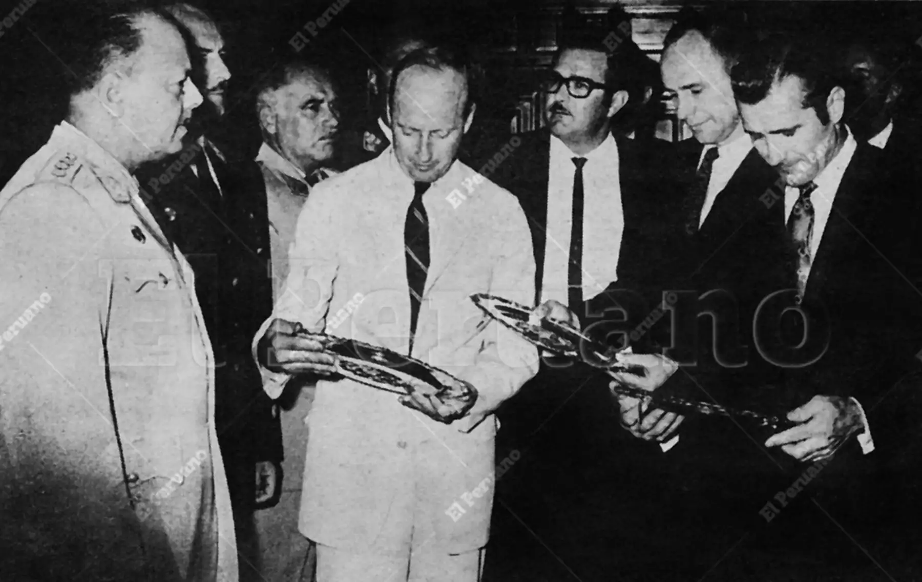 Lima - 17 febrero 1970 / El presidente Juan Velasco Alvarado dio la bienvenida y entregó platos recordatorios de plata con el Escudo Peruano a Charles Conrad, Alan Bean y Richard Gordon, astronautas del Apolo XII. Archivo