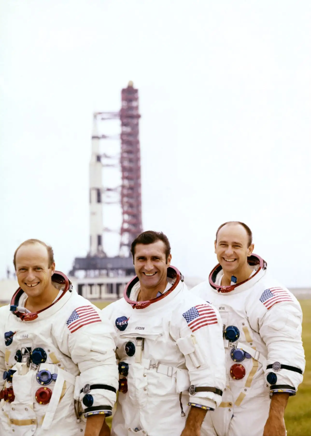 Fotografía tomada en noviembre de 1969 de los astronautas estadounidenses de la misión Apolo 12 (LR) Charles "Pete" Conrad, Jr., comandante, Richard F. Gordon, piloto del módulo de comando, y Alan L. Bean, piloto del módulo lunar. AFP