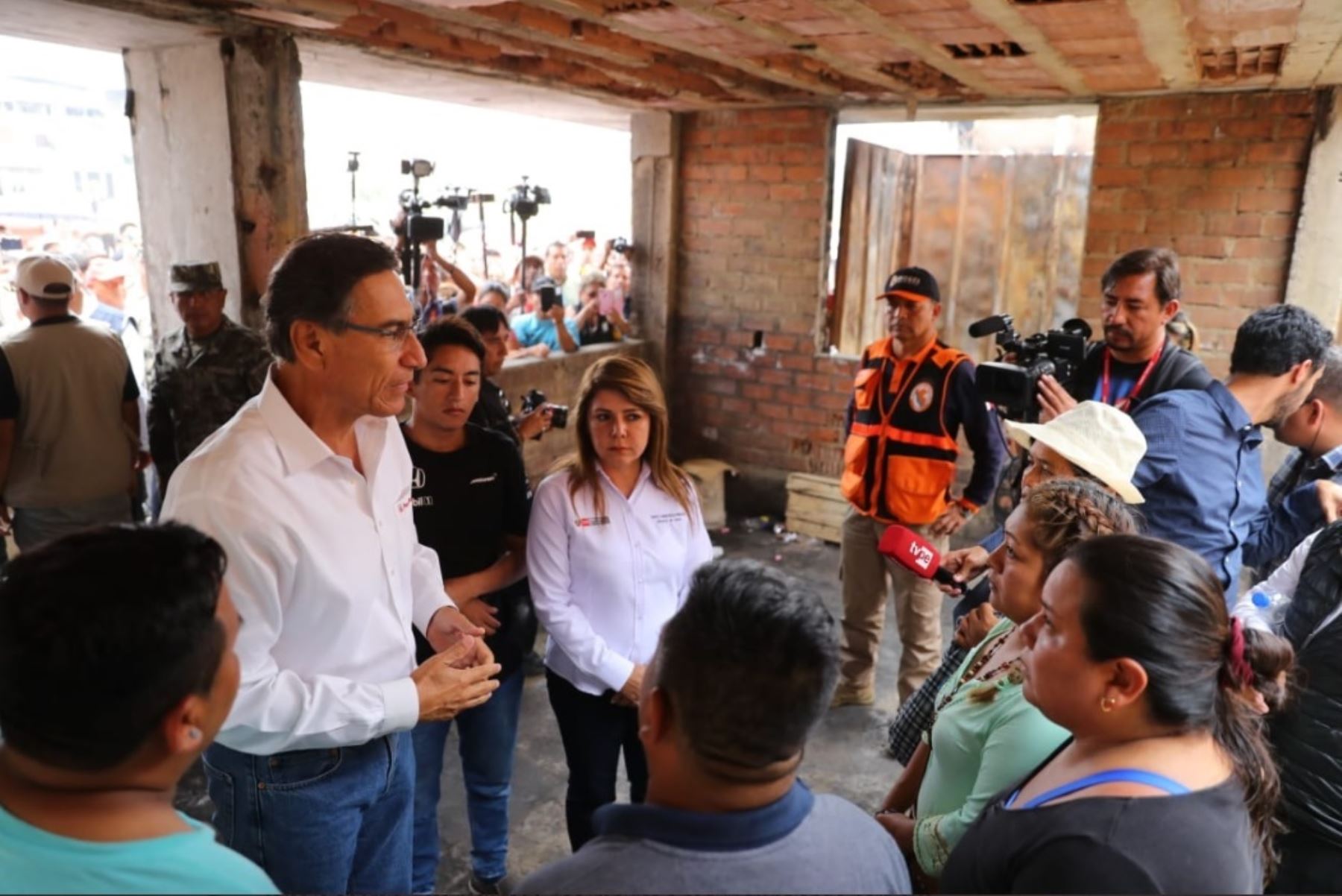 Presidente Martín Vizcarra visita zona afectada por deflagración en Villa El Salvador.