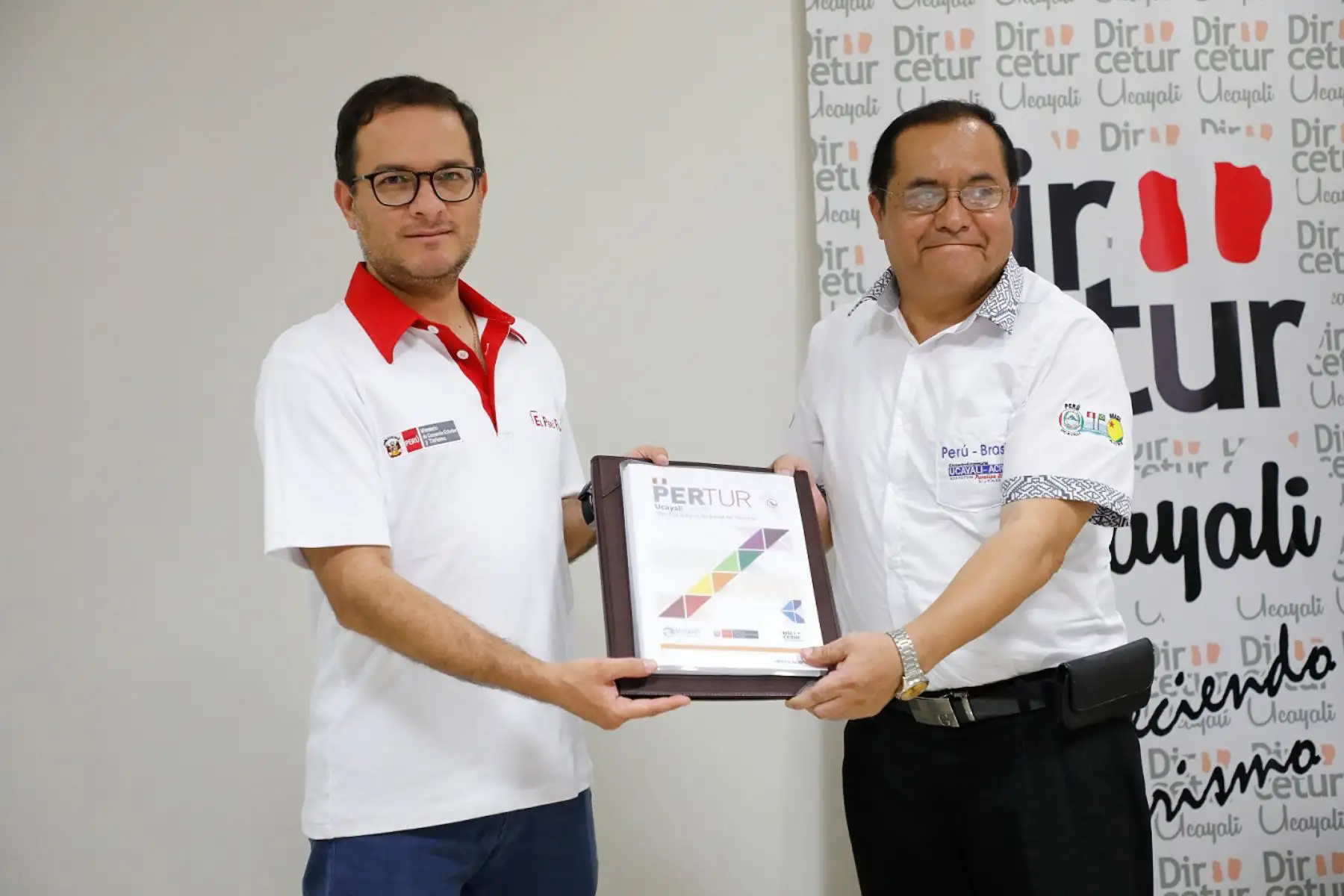 El titular del Mincetur, Edgar Vásquez, entregó el Plan Regional de Turismo de Ucayali al 2025, cuya elaboración fue un proceso liderado por el gobierno regional.