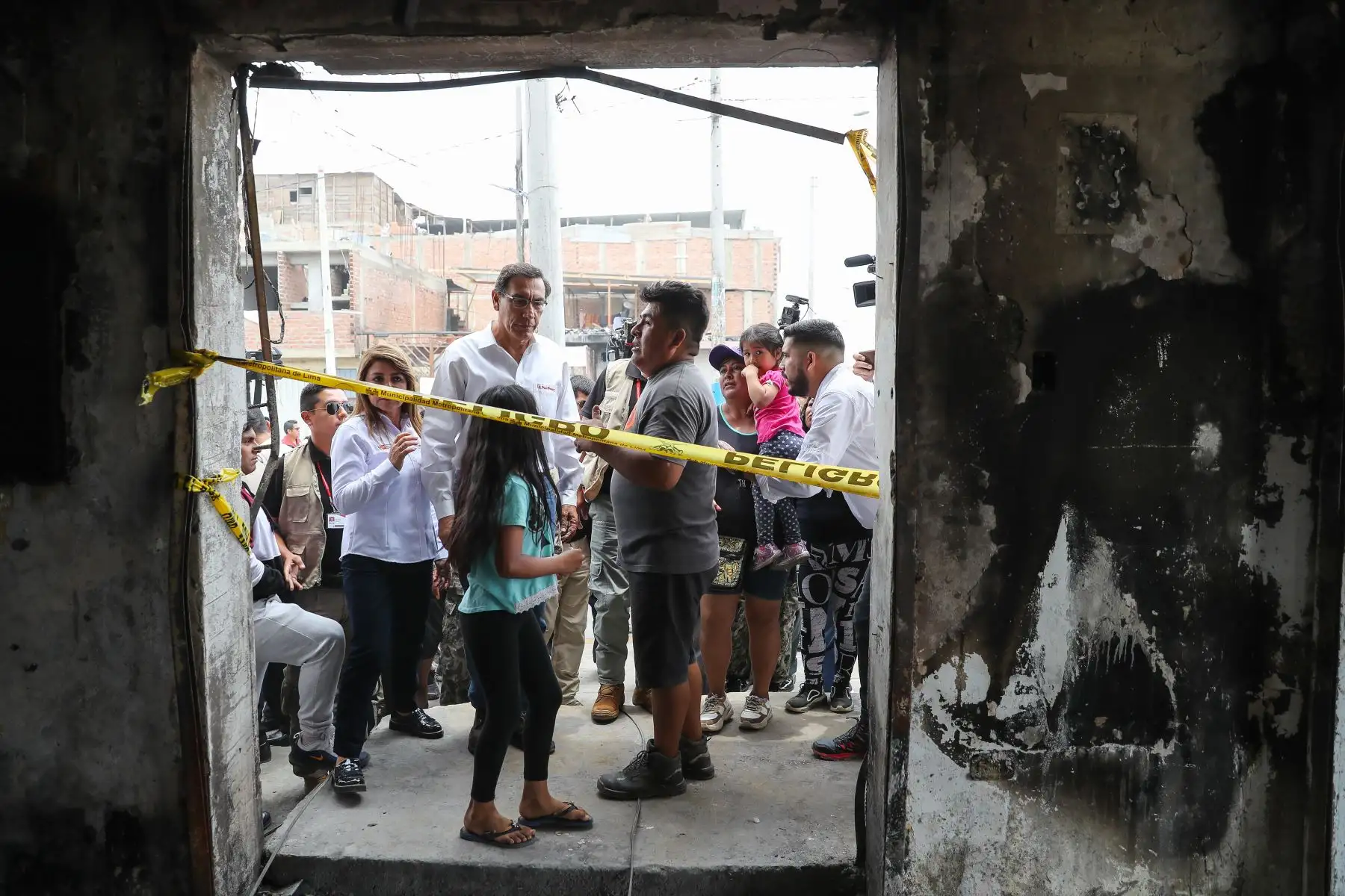 El presidente  Martin Vizcarra supervisó las acciones multisectoriales que realiza el Ejecutivo en la zona afectada por la deflagración en Villa El Salvador. Foto:ANDINA/Presidencia