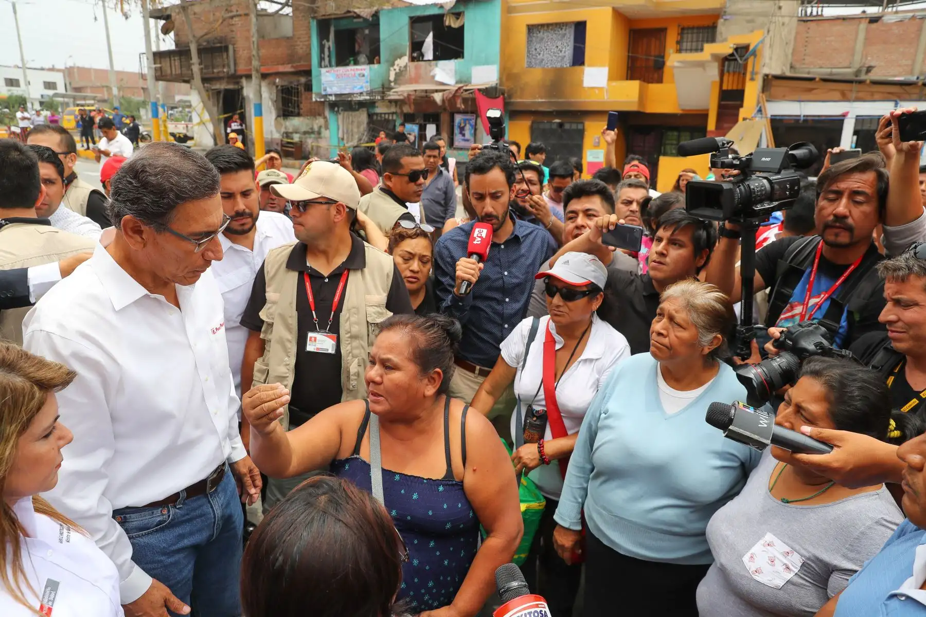El presidente  Martin Vizcarra supervisó las acciones multisectoriales que realiza el Ejecutivo en la zona afectada por la deflagración en Villa El Salvador. Foto:ANDINA/Presidencia