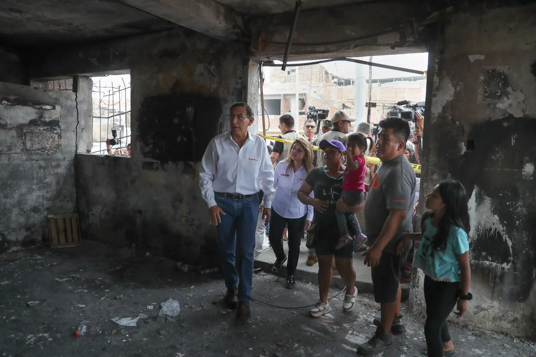 El presidente  Martin Vizcarra supervisó las acciones multisectoriales que realiza el Ejecutivo en la zona afectada por la deflagración en Villa El Salvador. Foto:ANDINA/Presidencia