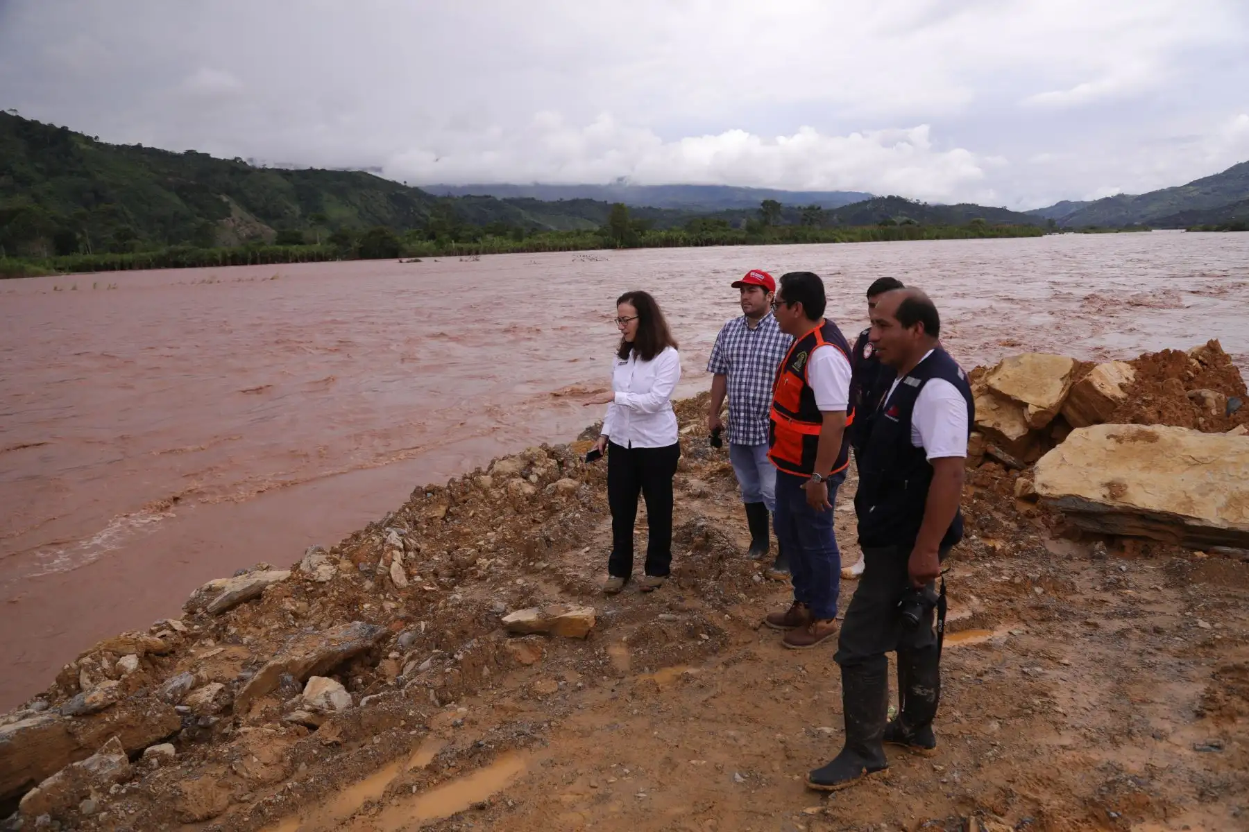 Ministra  de Justicia Ana Teresa Revilla, recorrió la selva central, para verificar junto con sus autoridades, medidas de remediación frente a huaicos e inundaciones que afectan a su población por fuertes lluvias que caen en la RegiónJunín. Foto:ANDINA/MINJUS