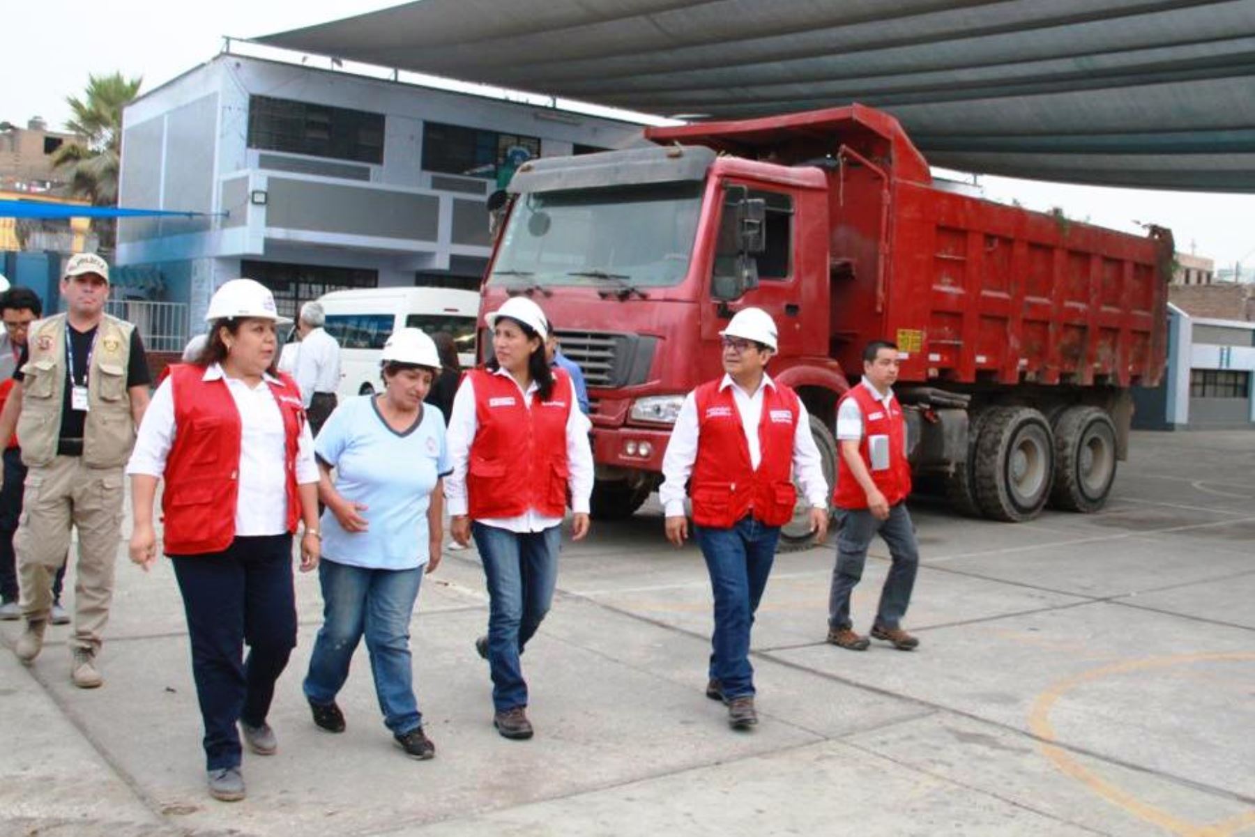 Minedu instalará 1,600 módulos en 315 colegios de Lima. Ministra Flos Pablo supervisa demolición de colegios Alfonso Ugarte en Comas. Foto: ANDINA/Minedu.