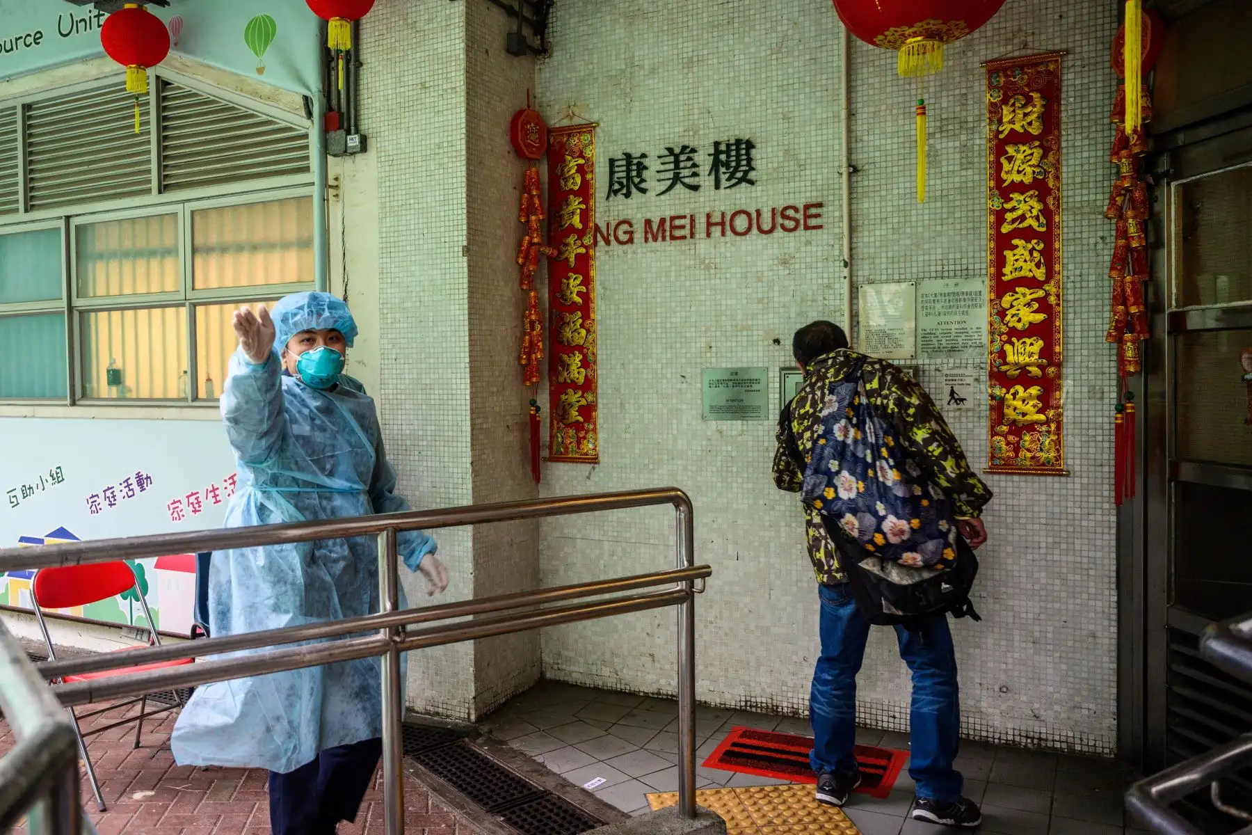 Las autoridades dijeron que la reubicación de residentes en el distrito de Tsing Yi fue una medida de precaución después de que tres miembros de la misma familia contrajeron el virus. AFP
