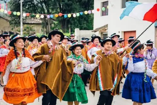 El sábado 22 de febrero las actividades carnavalescas empezarán con un colorido pasacalle que se desplazará por las principales calles  de la ciudad. Harán gala de su creatividad destreza instituciones públicas y privadas, asociaciones culturales locales, regionales y nacionales.