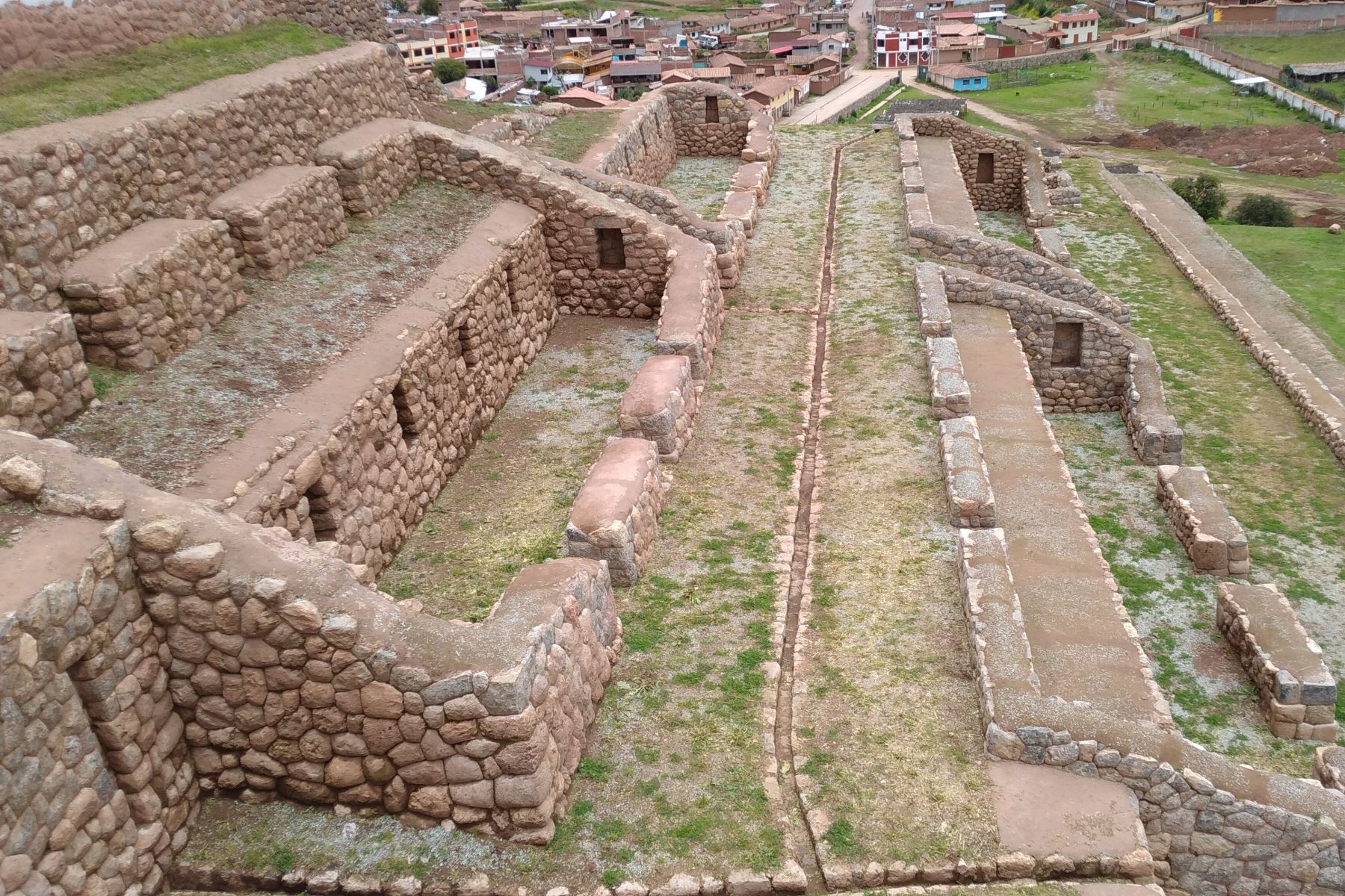Investigadores descubren 11 andenes y recintos rectangulares de origen Inca en el parque arqueológico Chinchero, en Cusco. ANDINA/Percy Hurtado