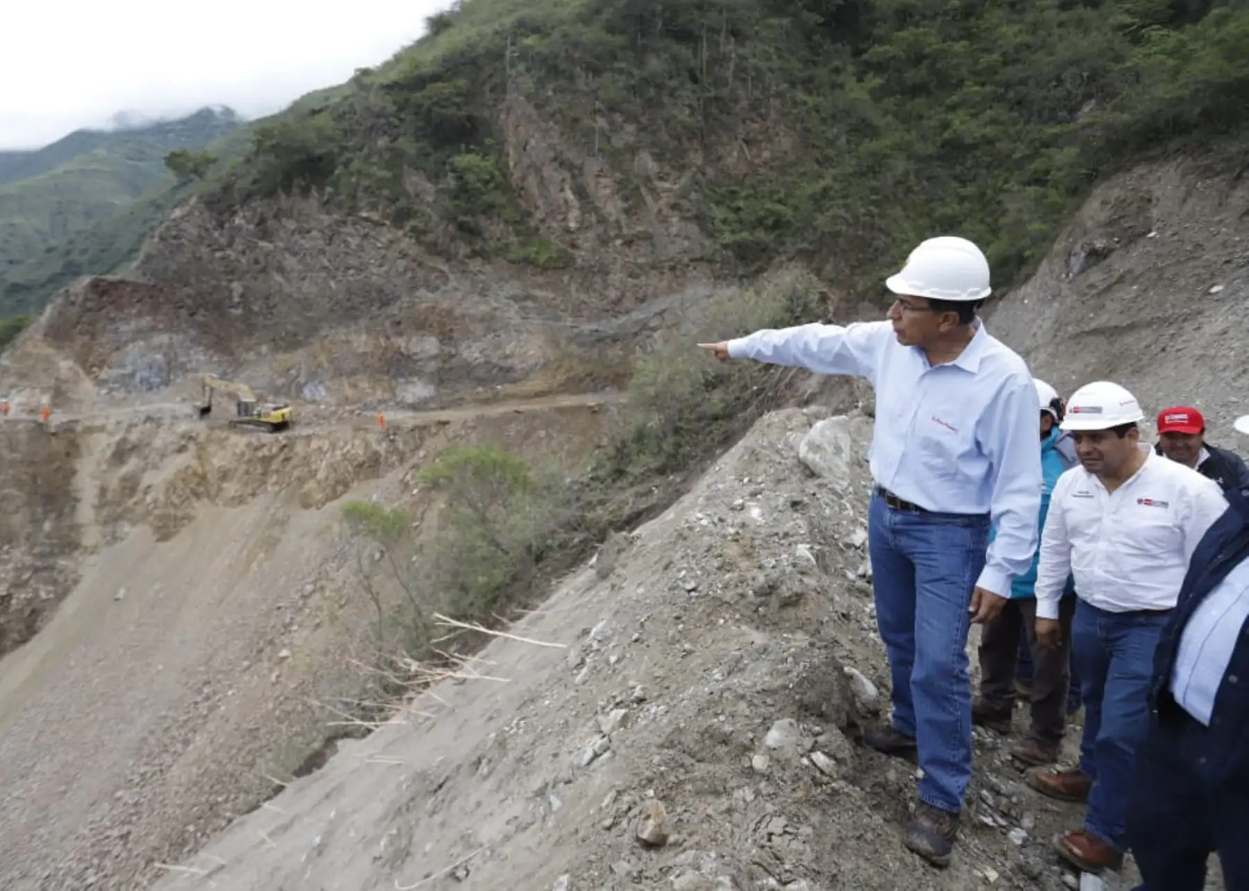 Presidente Martín Vizcarra supervisó mejoramiento de carretera en Huancavelica.