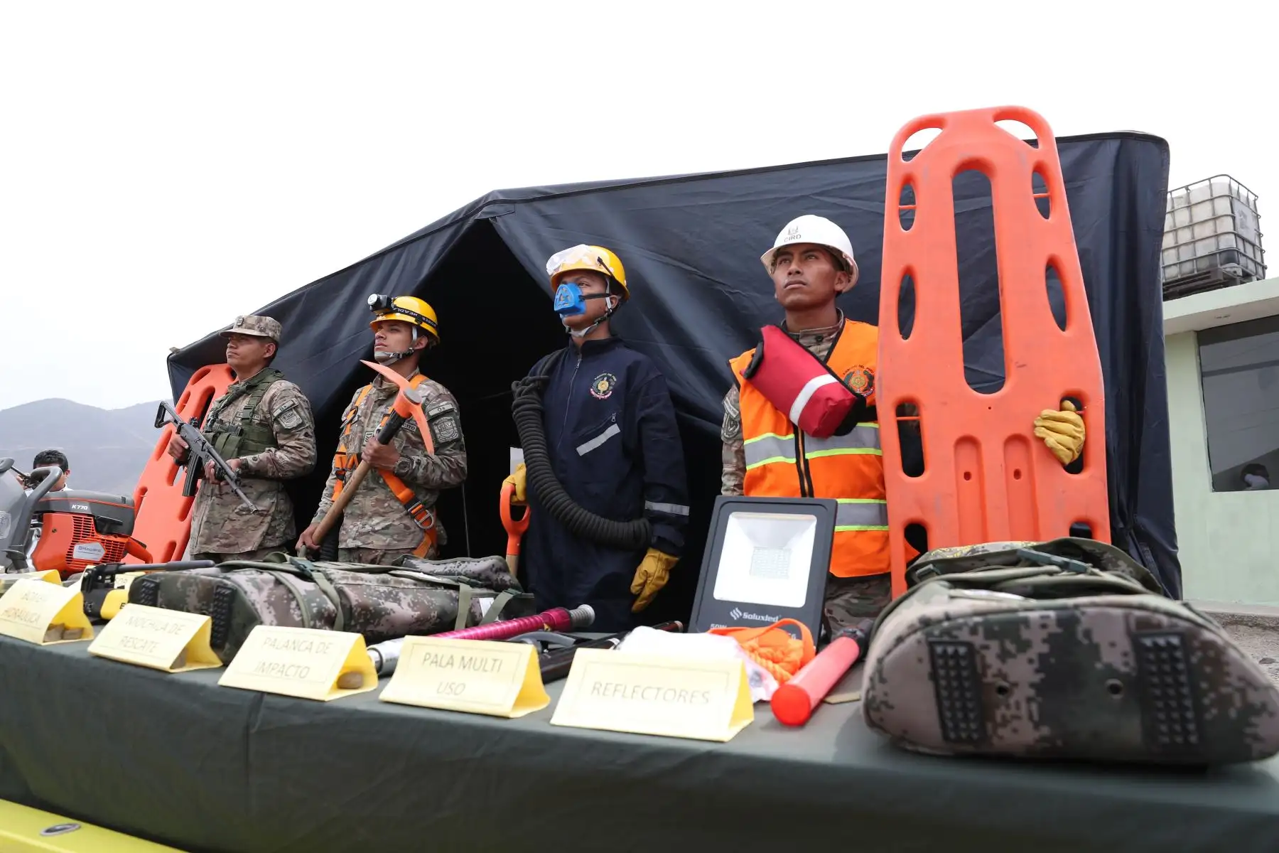 Nuestro Ejército preparado para atender emergencias a nivel nacional. Así lo demostró la Brigada Multipropósito, con un exigente despliegue de personal y equipamiento, durante la visita del titular de la PCM, Vicente Zeballos al fuerte “General Div. Rafael Hoyos Rubio" en el Rímac. Foto: ANDINA/PCM