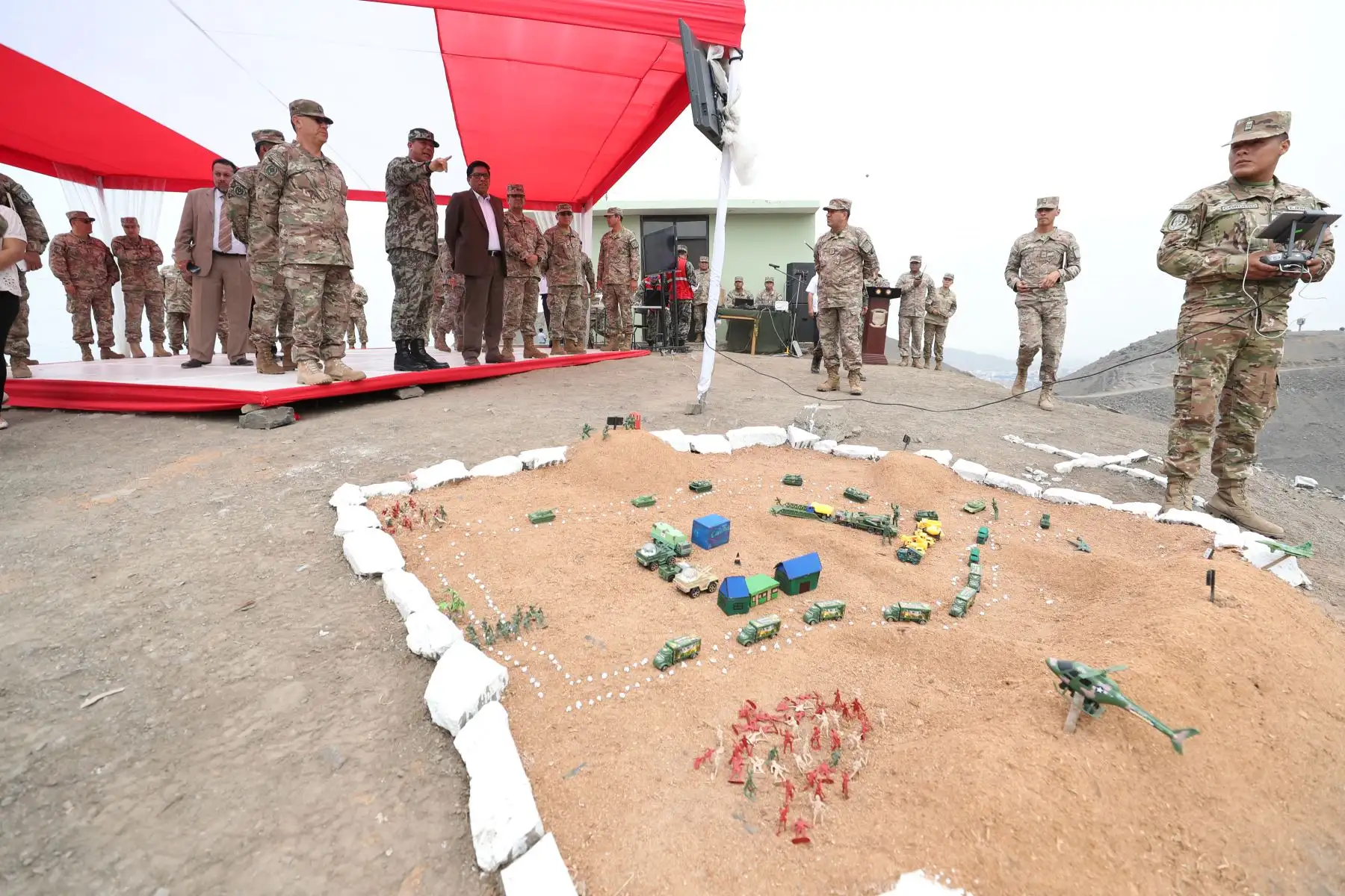 Nuestro Ejército preparado para atender emergencias a nivel nacional. Así lo demostró la Brigada Multipropósito, con un exigente despliegue de personal y equipamiento, durante la visita del titular de la PCM, Vicente Zeballos al fuerte “General Div. Rafael Hoyos Rubio" en el Rímac. Foto: ANDINA/PCM