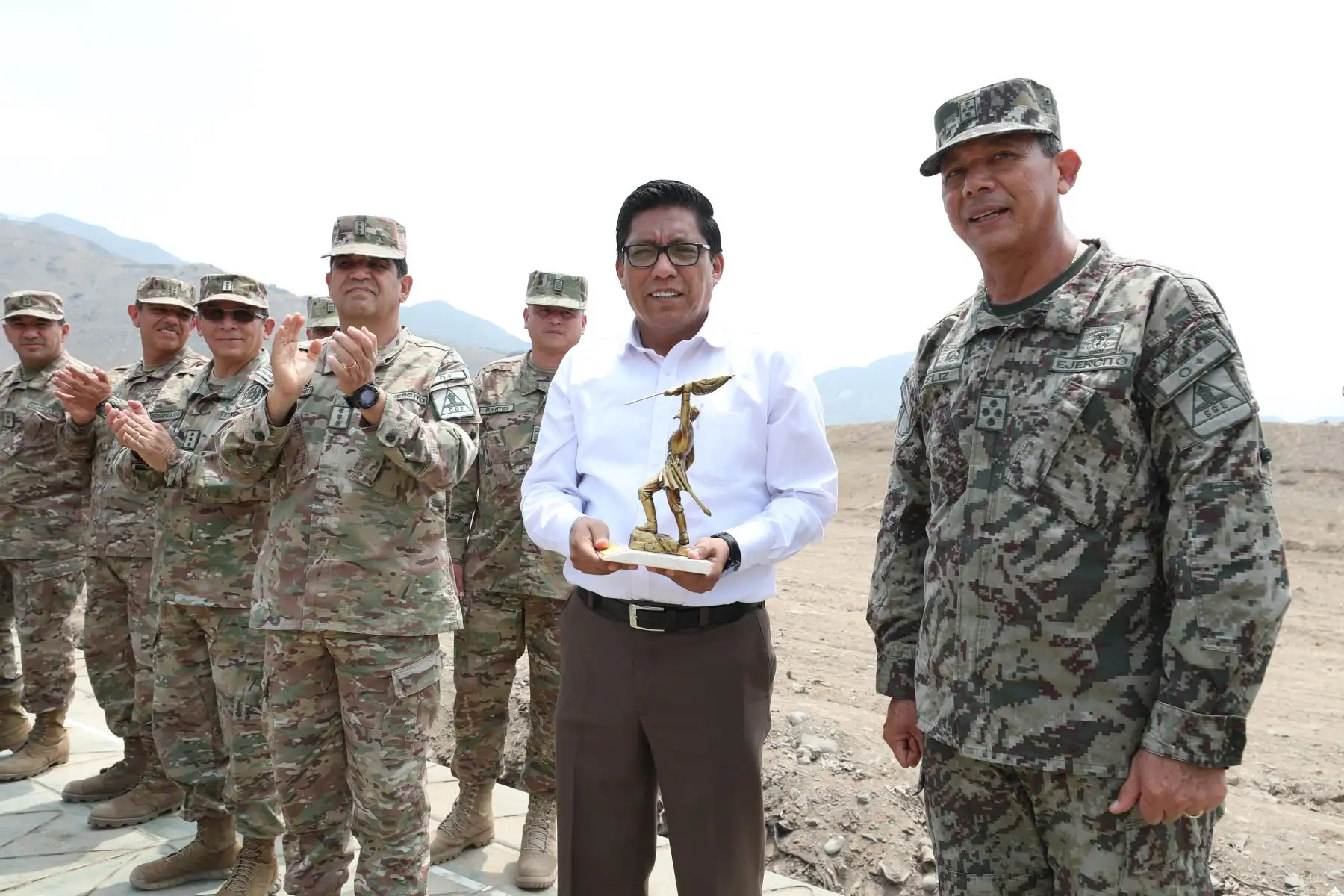 Nuestro Ejército preparado para atender emergencias a nivel nacional. Así lo demostró la Brigada Multipropósito, con un exigente despliegue de personal y equipamiento, durante la visita del titular de la PCM, Vicente Zeballos al fuerte “General Div. Rafael Hoyos Rubio" en el Rímac. Foto: ANDINA/PCM