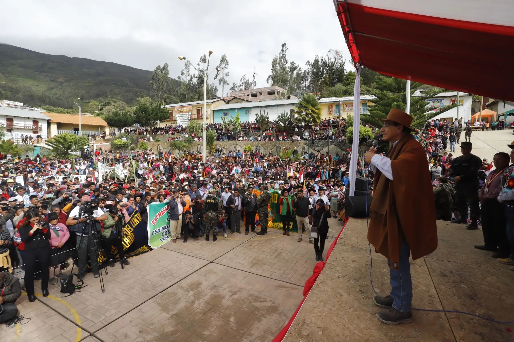 El presidente Martín Vizcarra realizó una supervisión de la obra de mejoramiento de la carretera Salcahuasi (Huancavelica), vía que permitirá unir a tres distritos de esta parte del país que se encuentran actualmente aislados y no tenían una conexión adecuada.Foto.ANDINA/ Prensa Presidencia