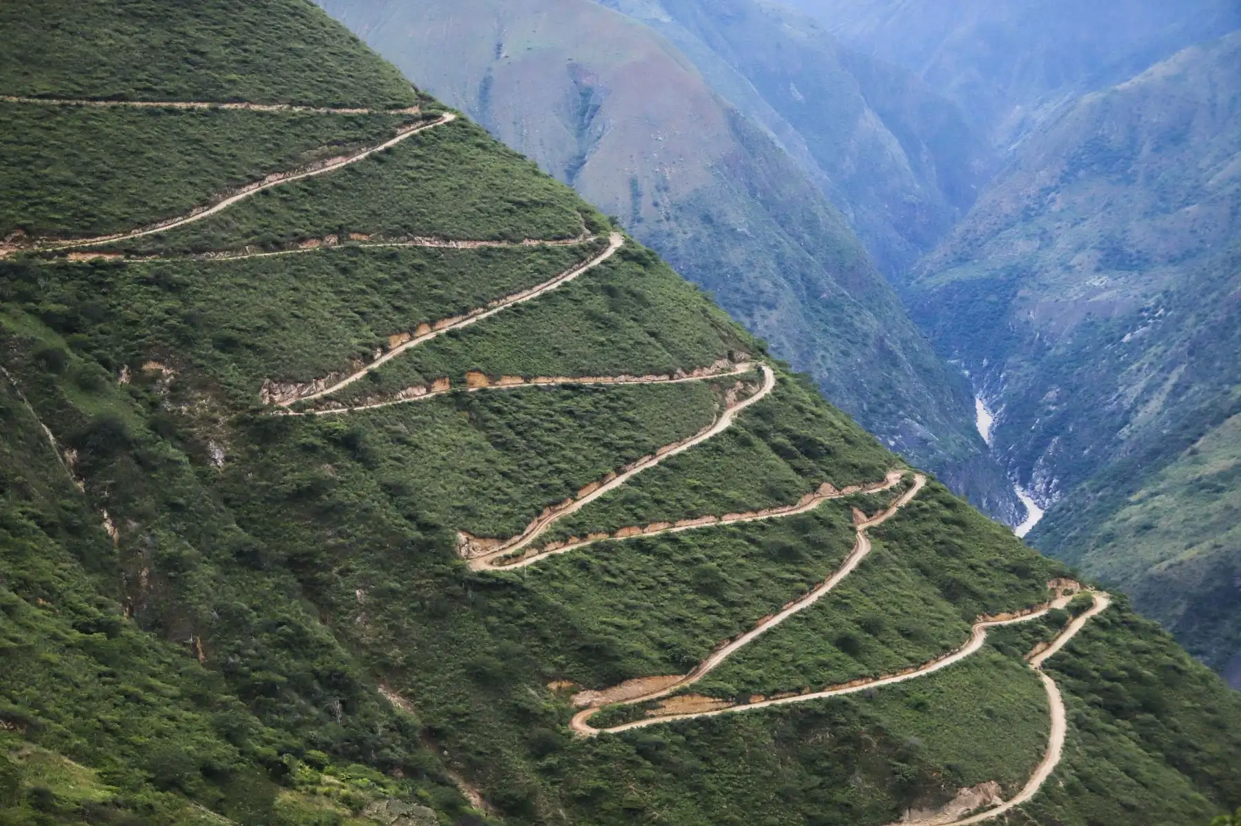 El presidente Martín Vizcarra realizó una supervisión de la obra de mejoramiento de la carretera Salcahuasi (Huancavelica), vía que permitirá unir a tres distritos de esta parte del país que se encuentran actualmente aislados y no tenían una conexión adecuada.Foto.ANDINA/ Prensa Presidencia