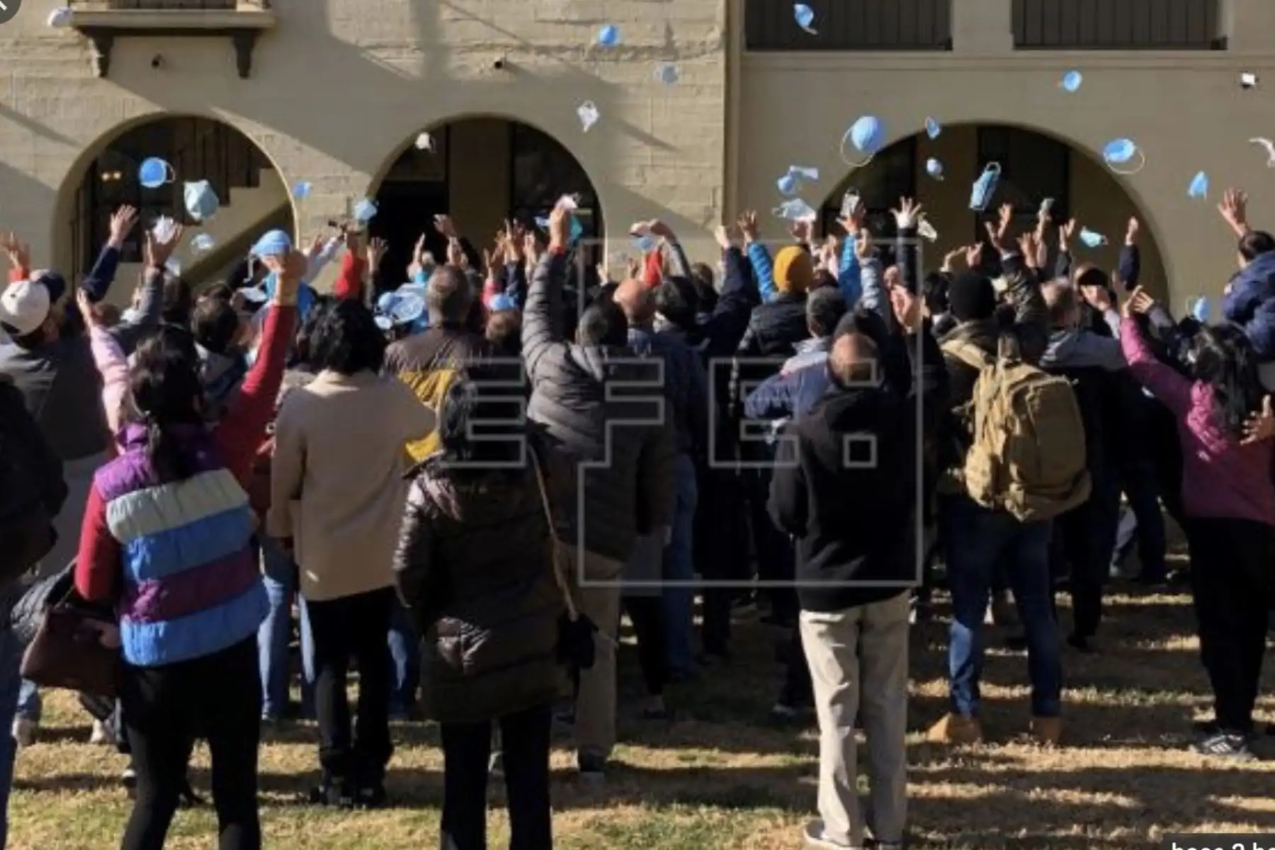 Grupo de estadounidenses celebra el fin de la cuarentena, tras permanecer en aislamiento por 14 días. Foto: EFE