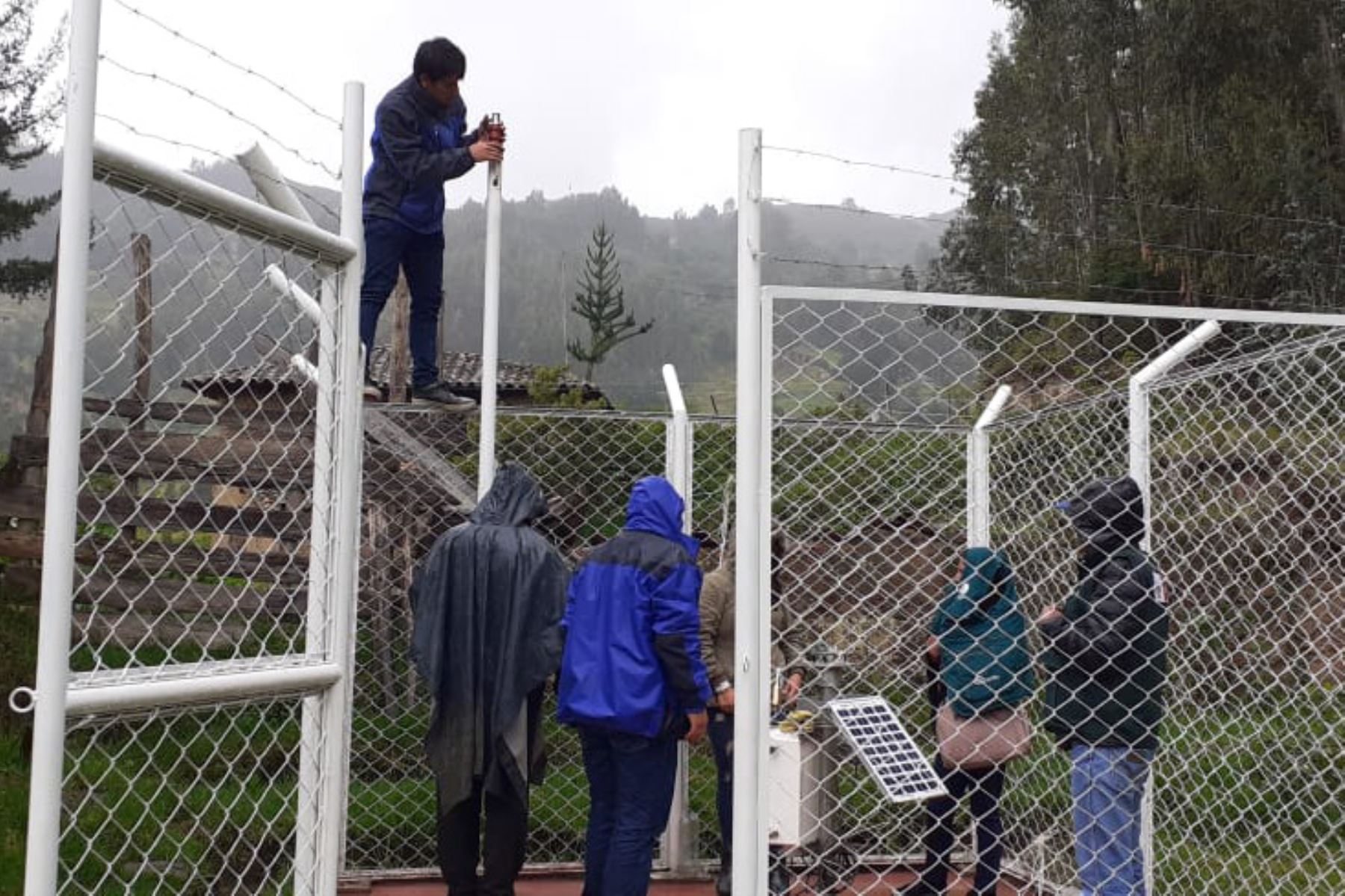 Instalan pluviómetro que alertará del peligro por lluvias intensas en la provincia de Pomabamba, en la sierra de Áncash. ANDINA/Difusión