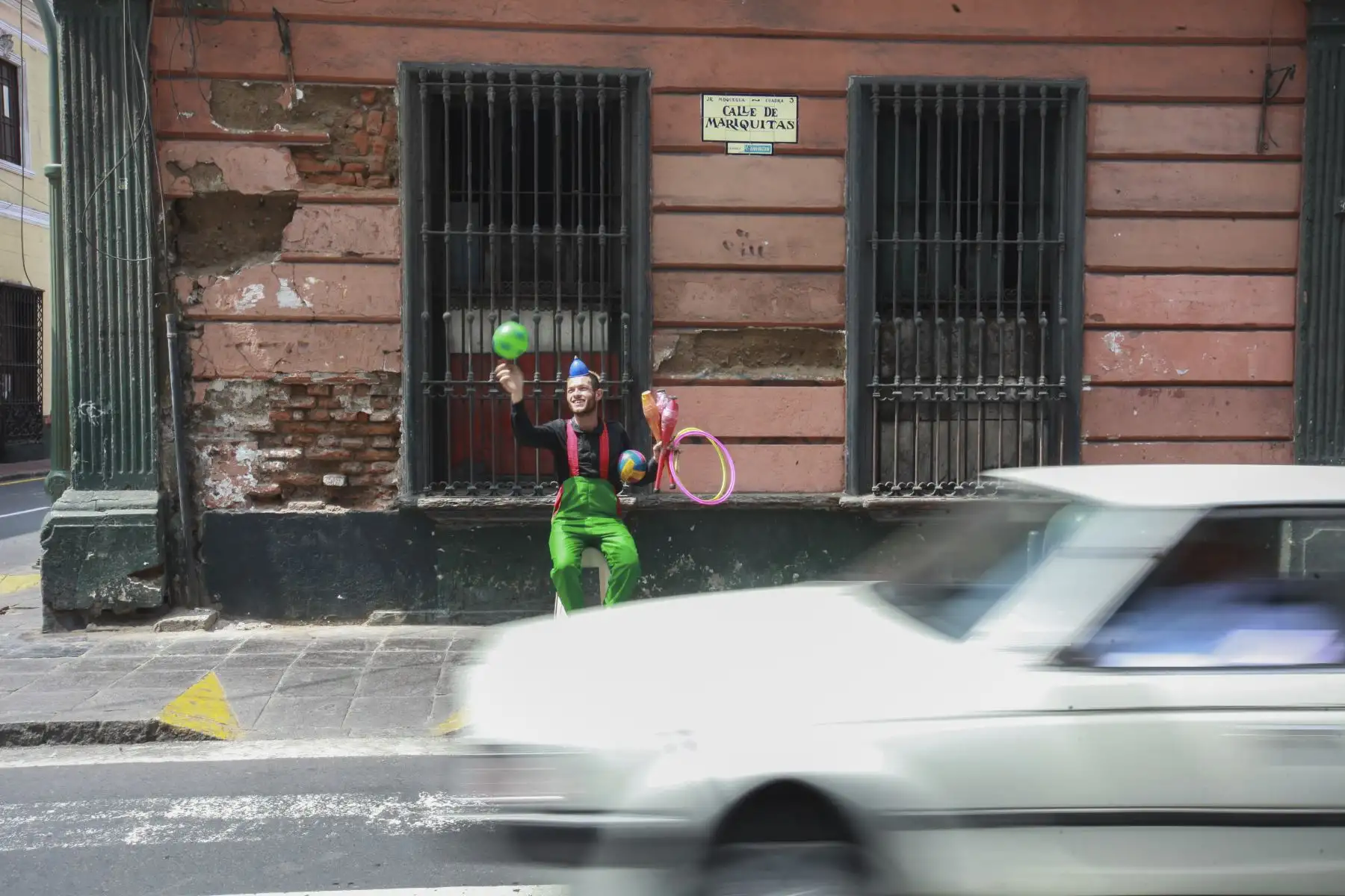 Su esquina favorita es el cruce del jirón Moquegua con el jirón Cailloma en el Centro de Lima, pero también suele mostrar su arte en otras calles. Foto: ANDINA/Jhonel Rodríguez Robles