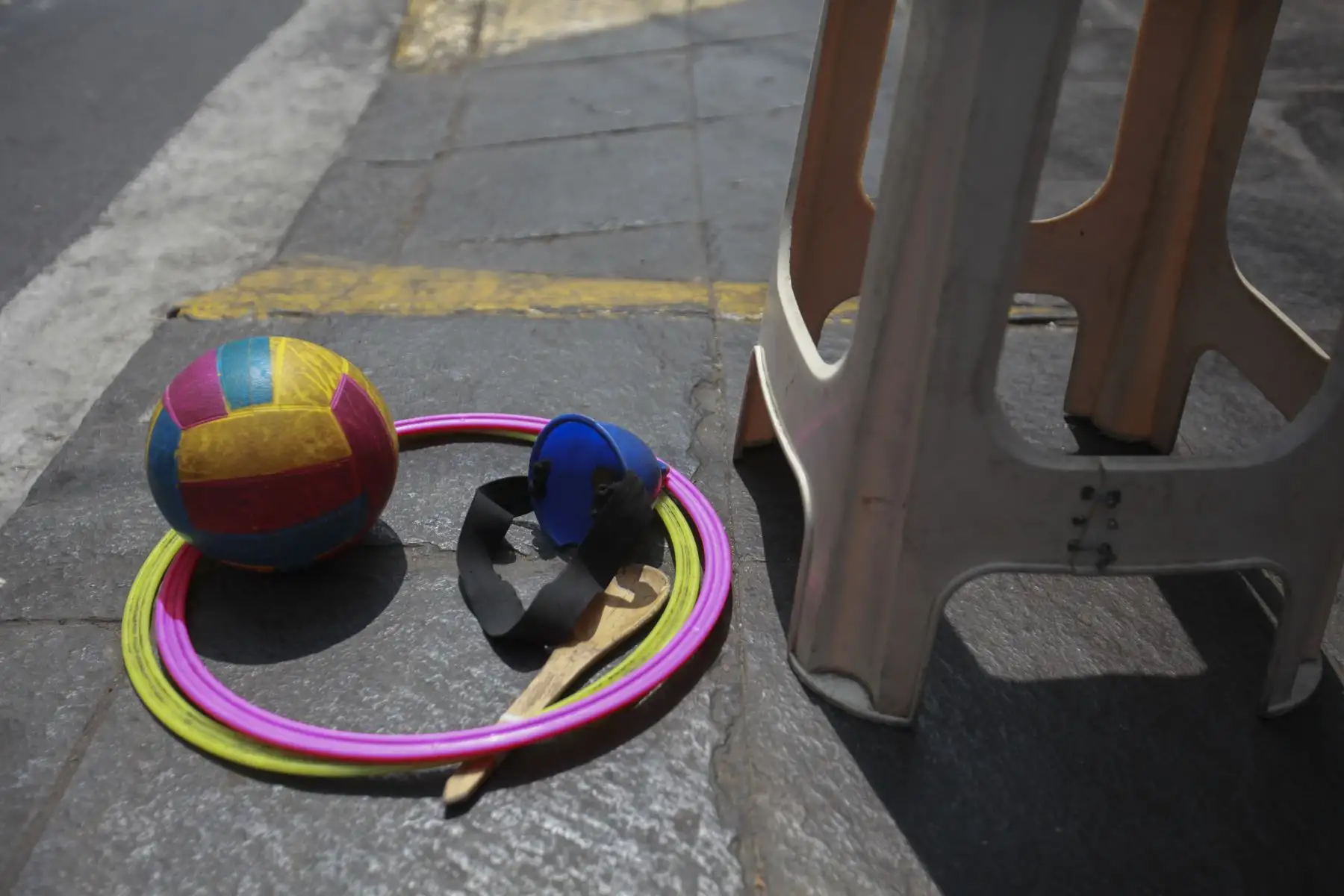 Utiliza una pelota, unas mazas, un aro y una silla que le permite descansar mientras el semáforo este en verde. Foto: ANDINA/Jhonel Rodríguez Robles