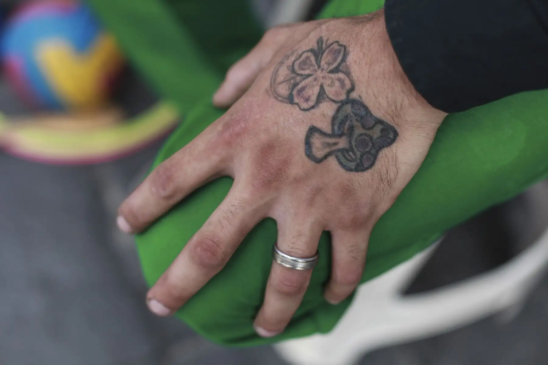Silvan muestra orgulloso sus tatuajes y su anillo de matrimonio. Es casado y tiene un hijo pequeño. Foto: ANDINA/Jhonel Rodríguez Robles