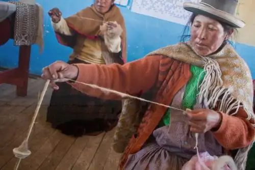 El exitoso proyecto de rescate y aprovechamiento sostenible de la alpaca de raza Suri en Puno tiene como protagonistas a las mujeres rurales de la comunidad de Nuñoa, en la provincia de Melgar. Fotos: Enrique Castro-Mendívil/PNUD/SGP/FMAM