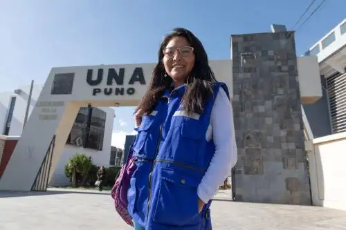 Gladys Gómez Huayta, talento Pronabec-Beca 18 que estudia Ingeniería Agrícola en la Universidad Nacional del Altiplano (UNA). Ella destaca no solo por sus buenas notas, sino también por su propósito profesional: el uso sostenible de los recursos hídricos.