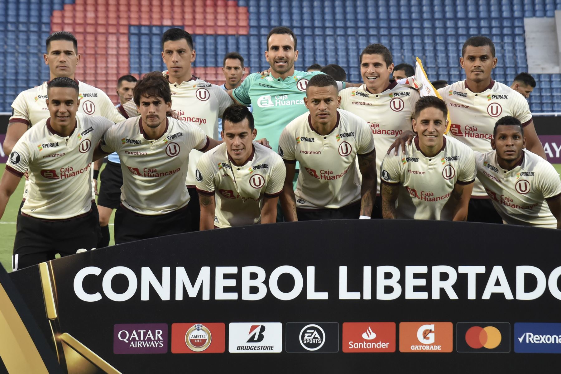 Los jugadores de Universitarios de Perú posan antes de su partido de fútbol de la Copa Libertadores contra el Cerro Porteño de Paraguay en el estadio Pablo Rojas.
Foto: AFP