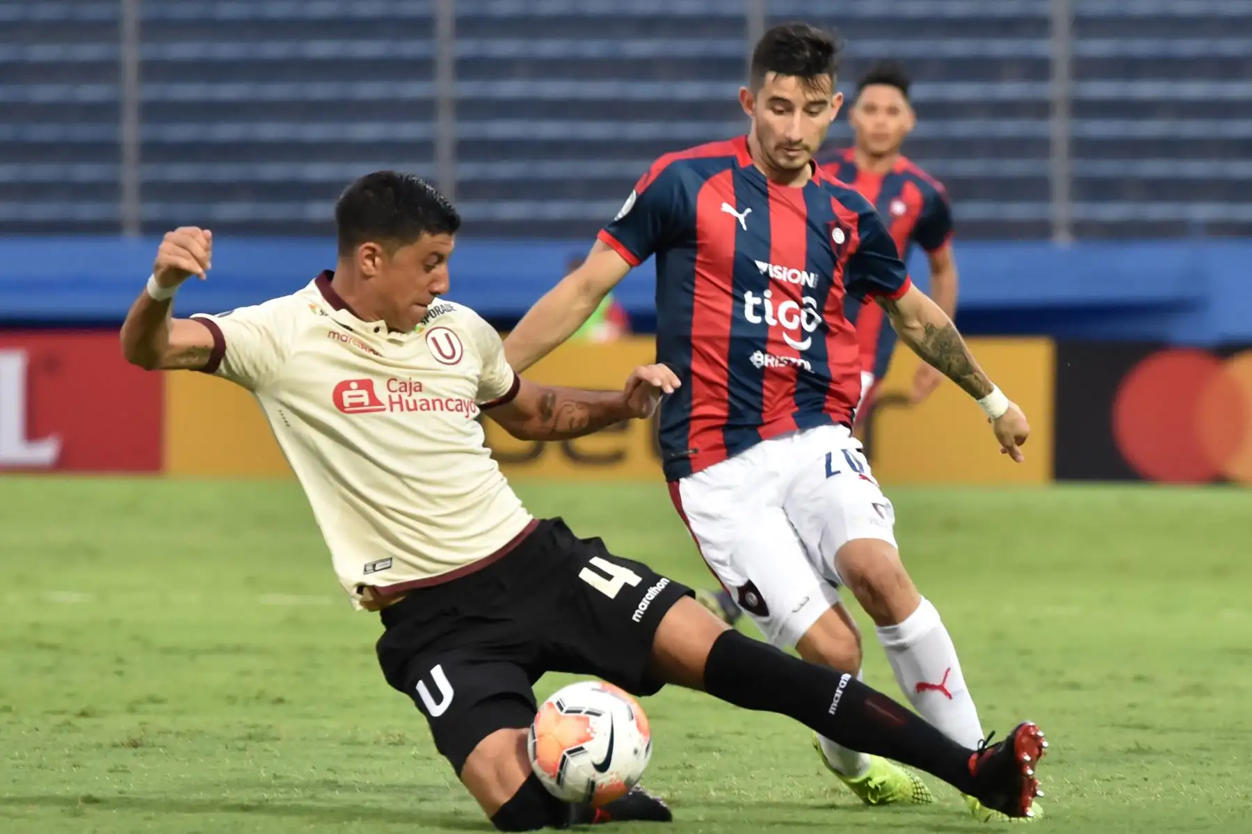 El jugador universitario peruano Federico del Monte (L) compite por el balón con el jugador paraguayo Cerro Porteno Mathias Villasanti durante su partido de fútbol de la Copa Libertadores en el estadio Pablo Rojas, en Asunción, Paraguay.
Foto: AFP