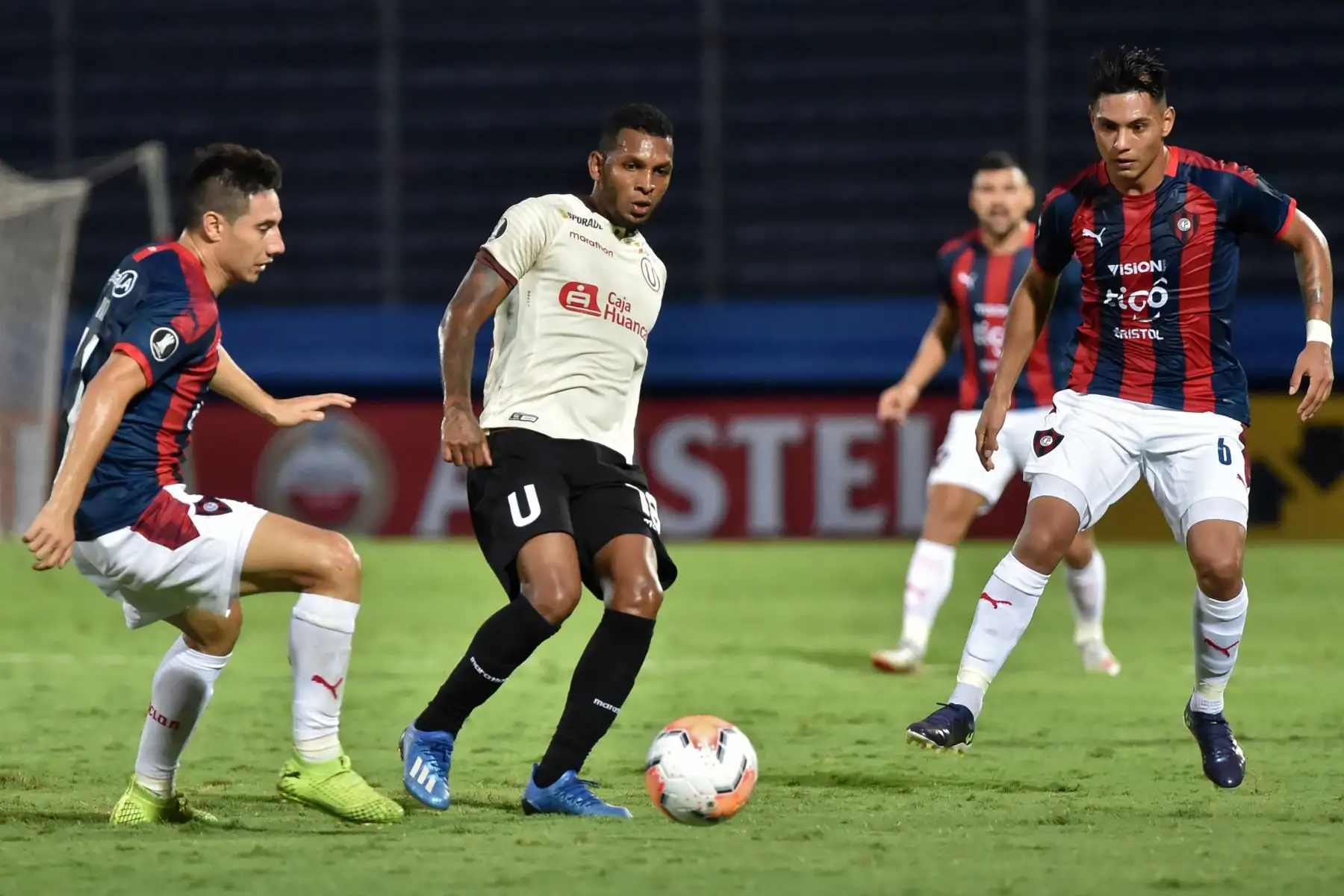 El jugador de los Universitarios de Perú, Federico Alonzo compite por el balón con el jugador paraguayo de Cerro Porteno, Oscar Roa, durante su partido de fútbol de la Copa Libertadores en el estadio Pablo Rojas, en Asunción, Paraguay
Foto: AFP