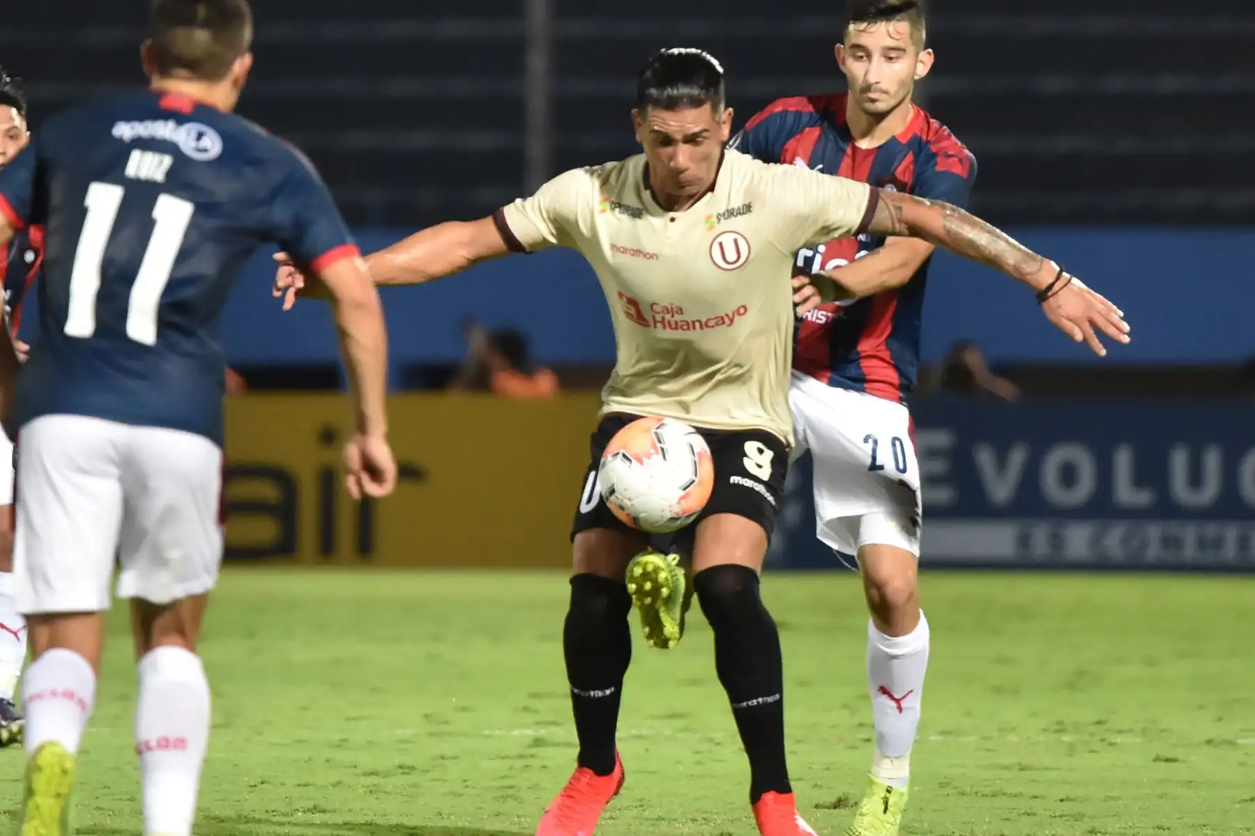 El jugador universitario peruano Nelinho Quina (delantero) compite por el balón con el jugador paraguayo de Cerro Porteno Mathias Villasanti durante su partido de fútbol de la Copa Libertadores en el estadio Pablo Rojas, en Asunción, Paraguay.
Foto: AFP