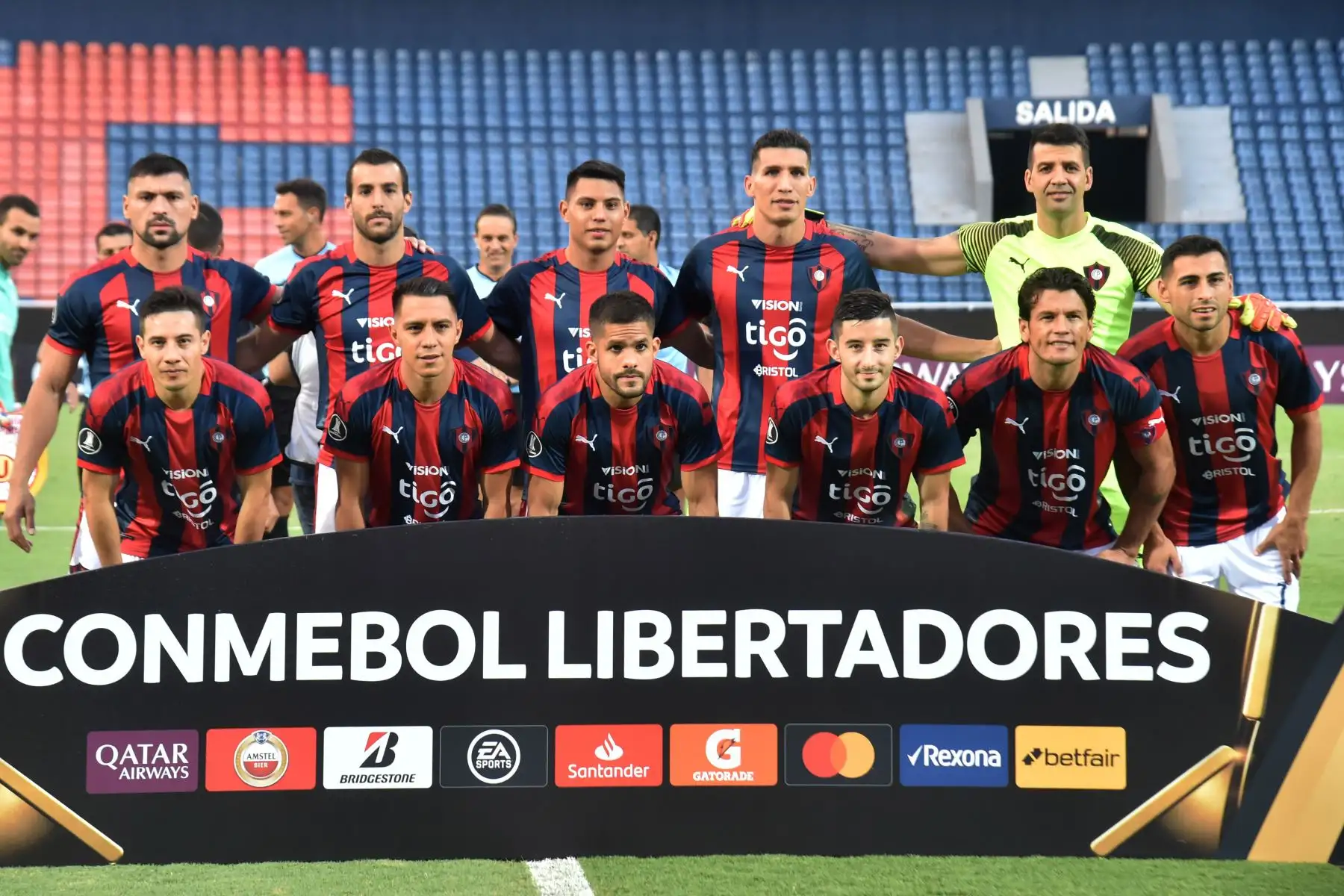 Los jugadores paraguayos de Cerro Porteño posan antes de su partido de fútbol de la Copa Libertadores contra los Universitarios de Perú en el estadio Pablo Rojas, en Asunción, Paraguay.
Foto: AFP