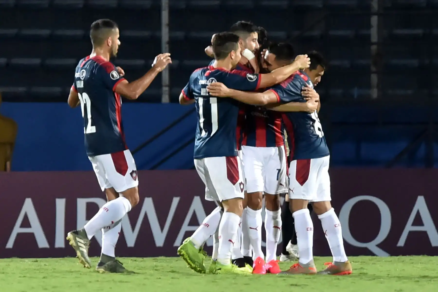 Los jugadores paraguayos de Cerro Porteno celebran después de anotar contra los Universitarios de Perú durante su partido de fútbol de la Copa Libertadores en el estadio Pablo Rojas, en Asunción, Paraguay.
Foto: AFP