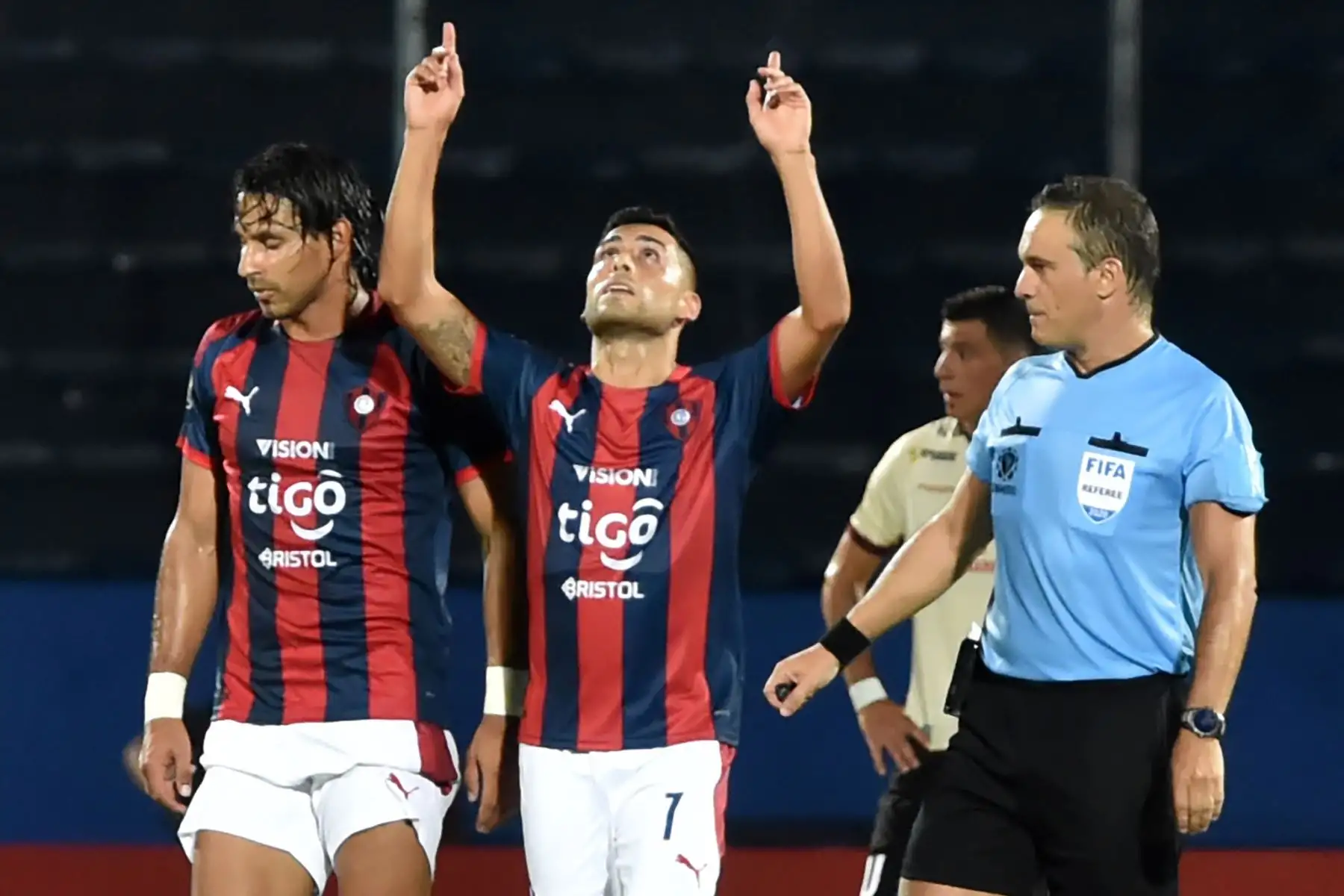El jugador paraguayo Cerro Porteno Federico Carrizo (2-L) celebra tras anotar contra los Universitarios de Perú durante su partido de fútbol de la Copa Libertadores en el estadio Pablo Rojas, en Asunción, Paraguay.
Foto: AFP
