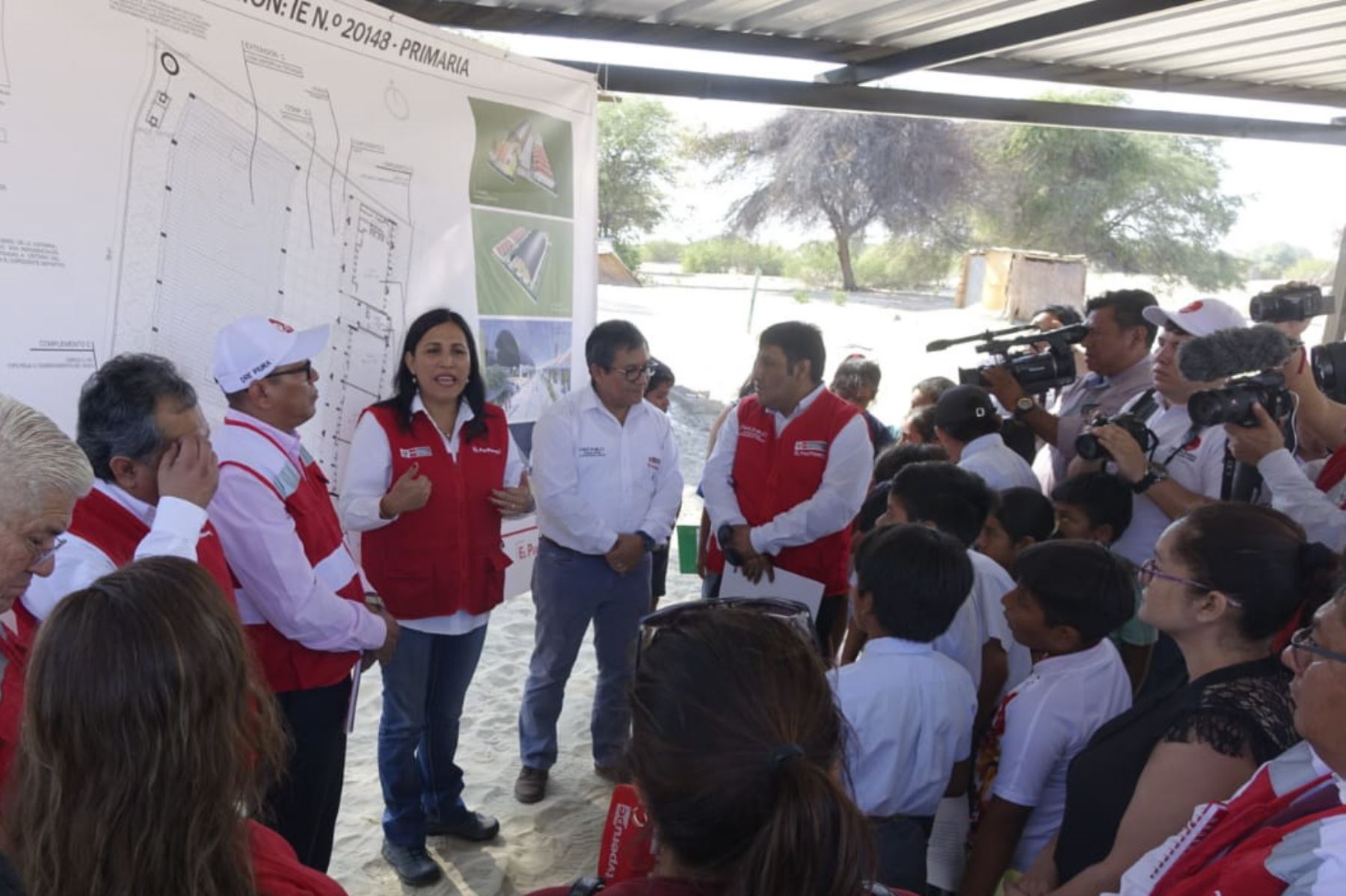 La ministra de Educación, Flor Pablo Medina, anunció la inversión de 233 millones de soles para la reconstrucción de 58 colegios en la región Piura, que beneficiará a 5994 estudiantes.